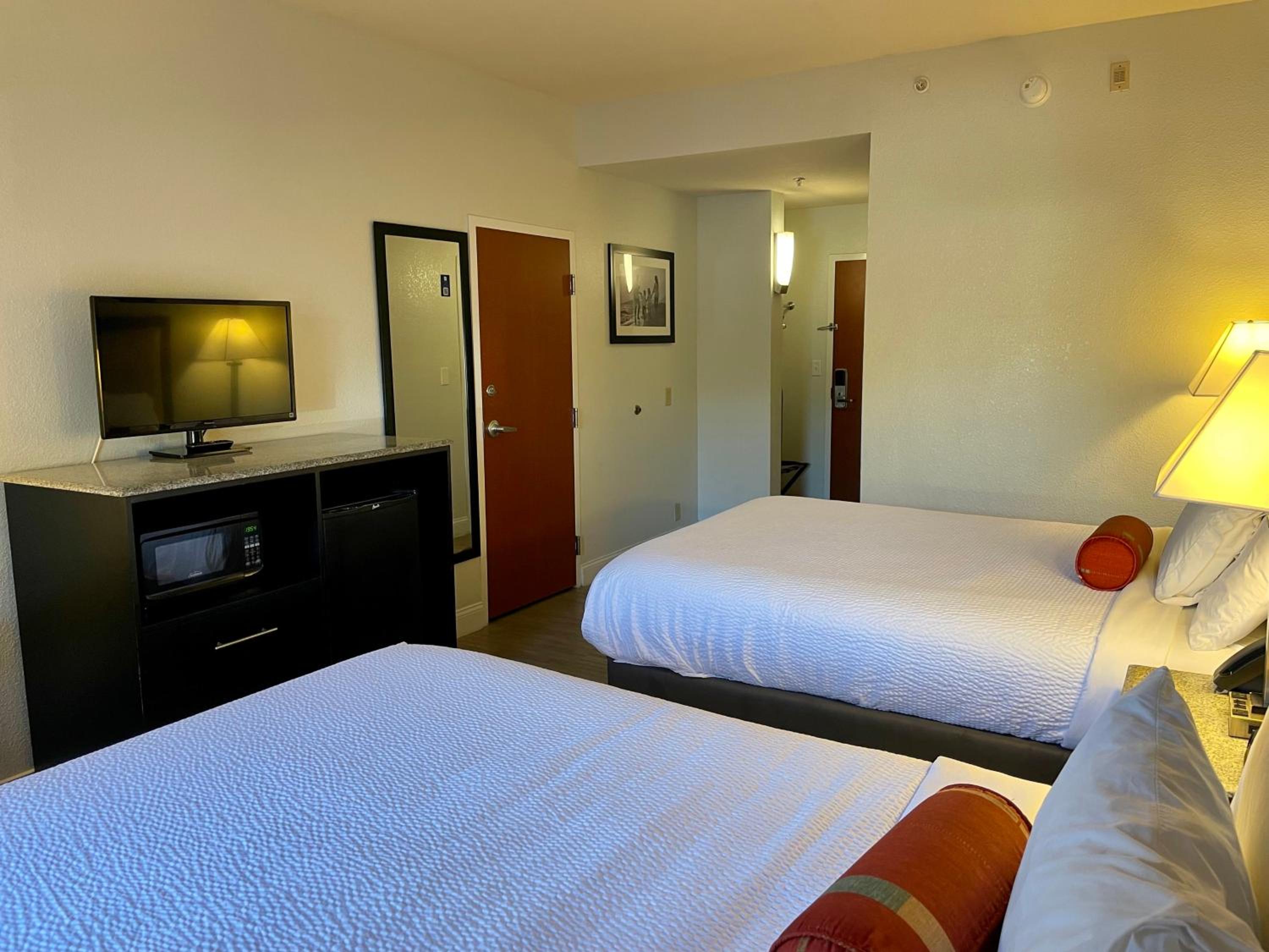 Queen Room with Two Queen Beds - Non-Smoking - Photo 28