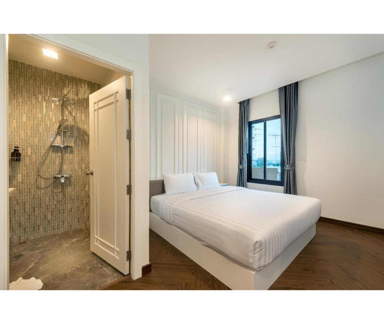 Deluxe King Room - Photo 4