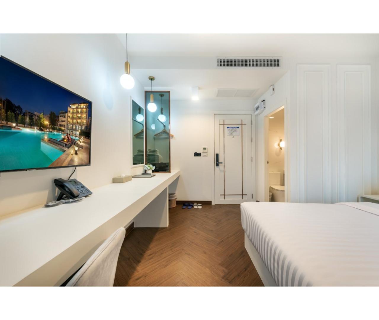 Deluxe King Room - Photo 10