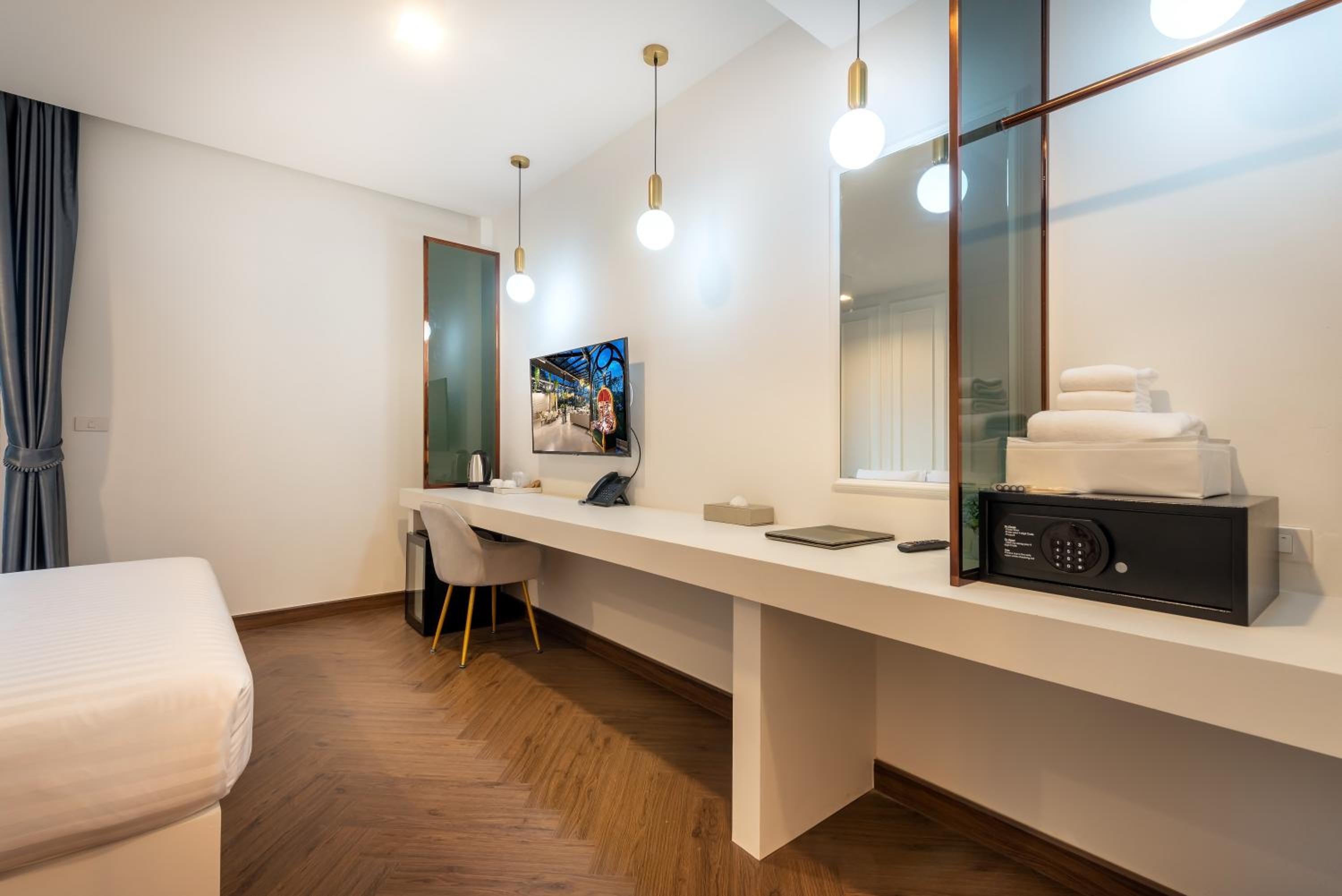 Deluxe King Room - Photo 11