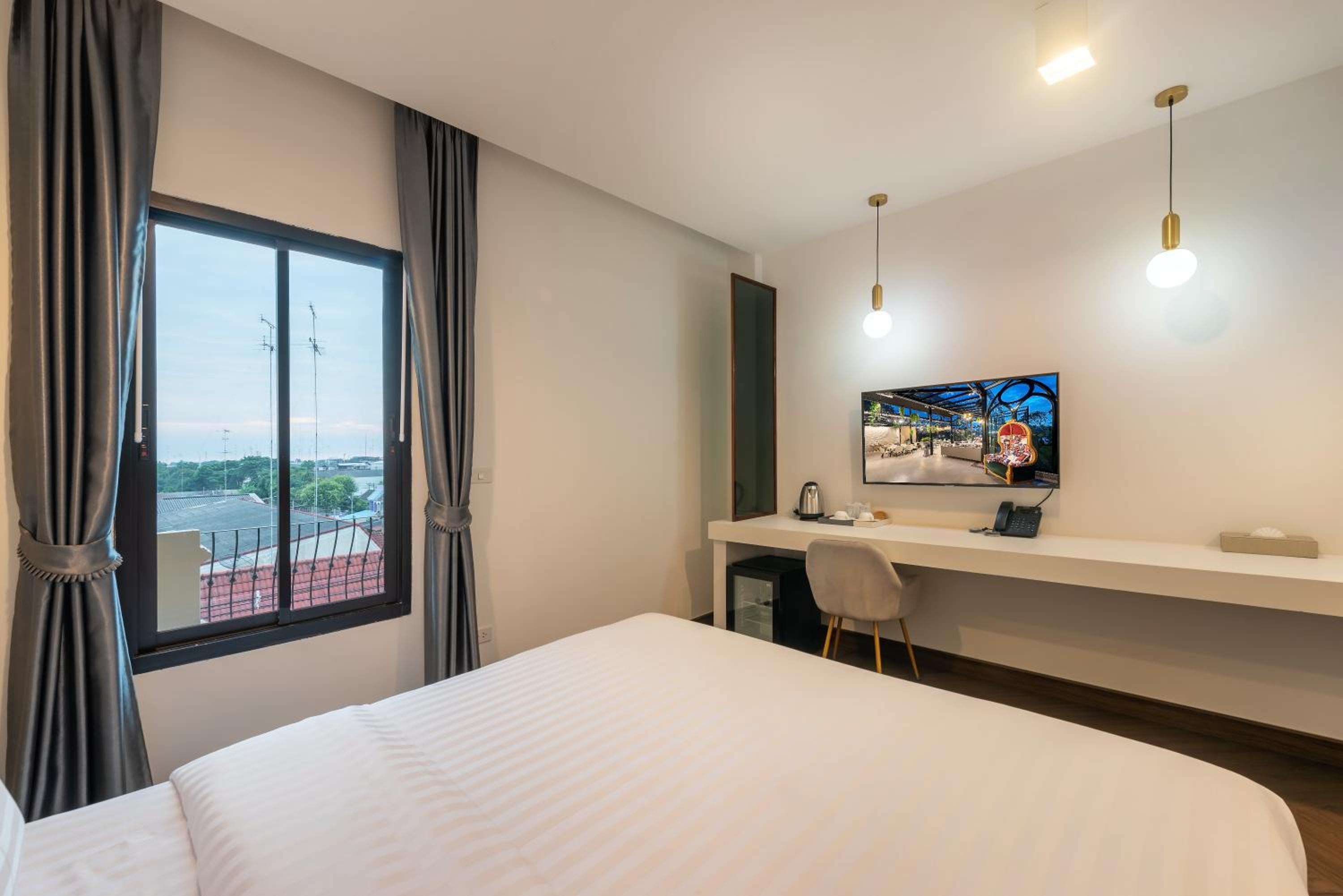 Deluxe King Room - Photo 8