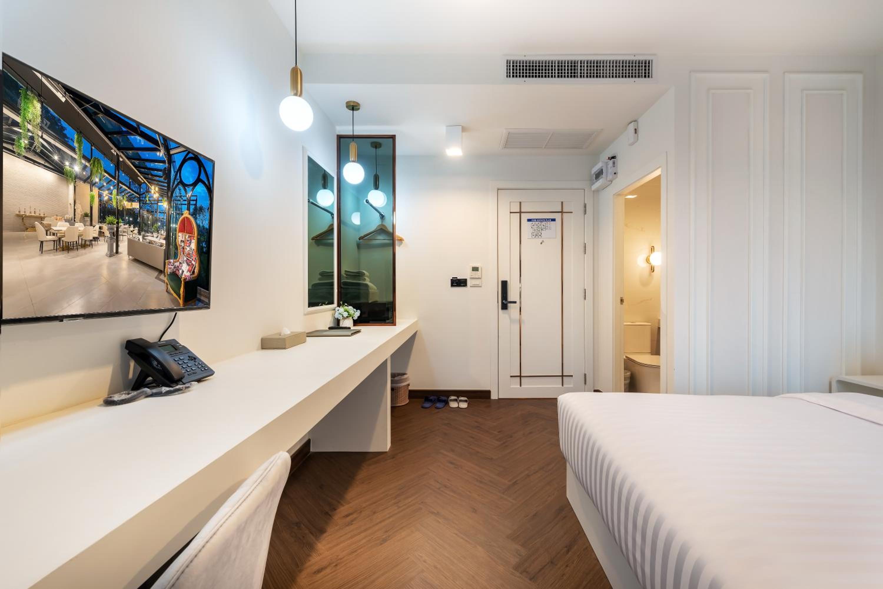 Deluxe King Room - Photo 9