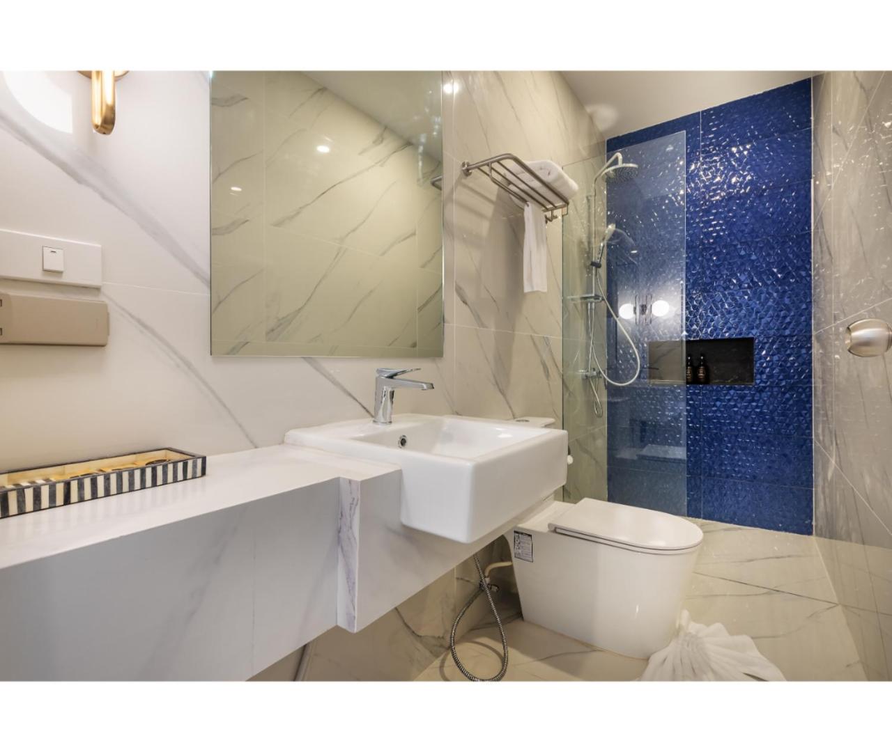 Deluxe King Room - Photo 14