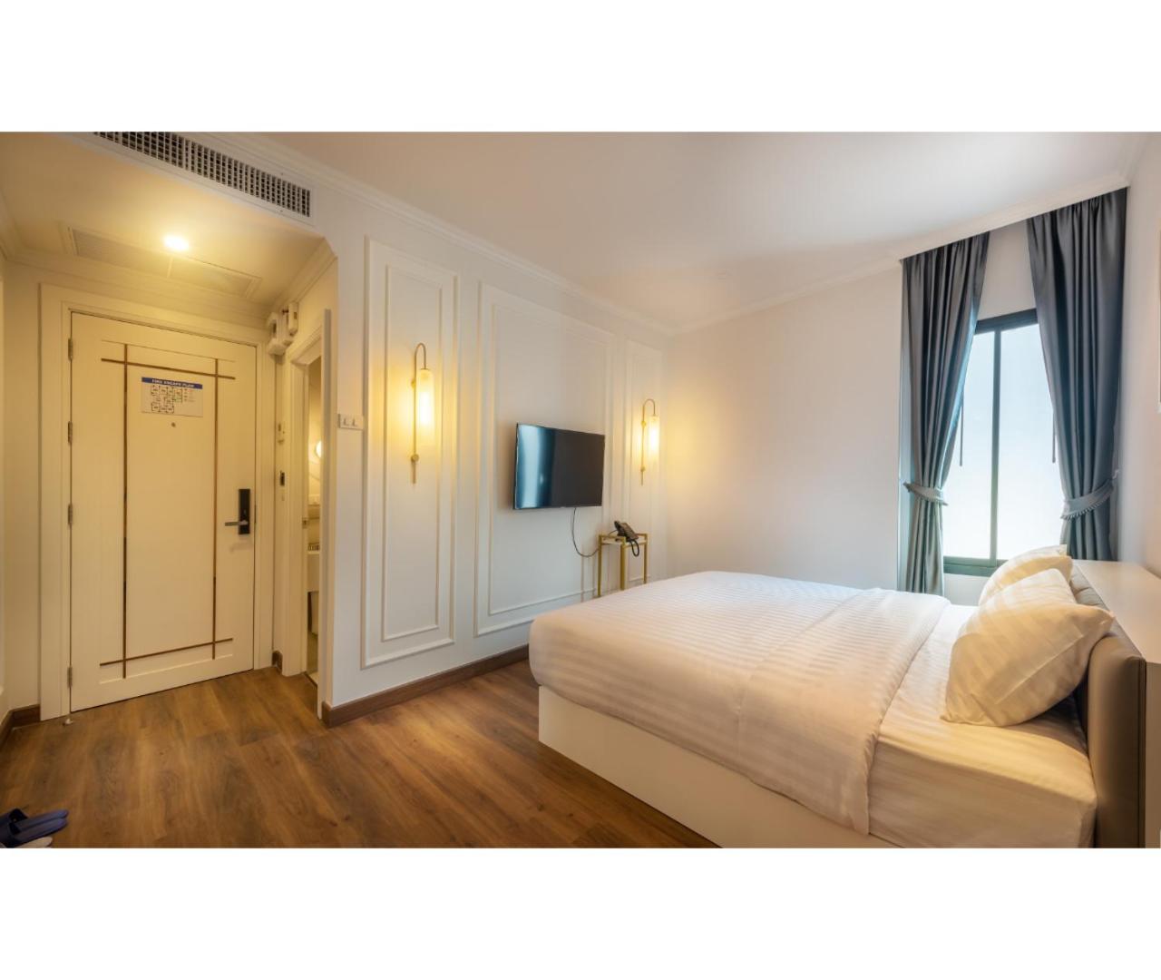 Deluxe King Room - Photo 7