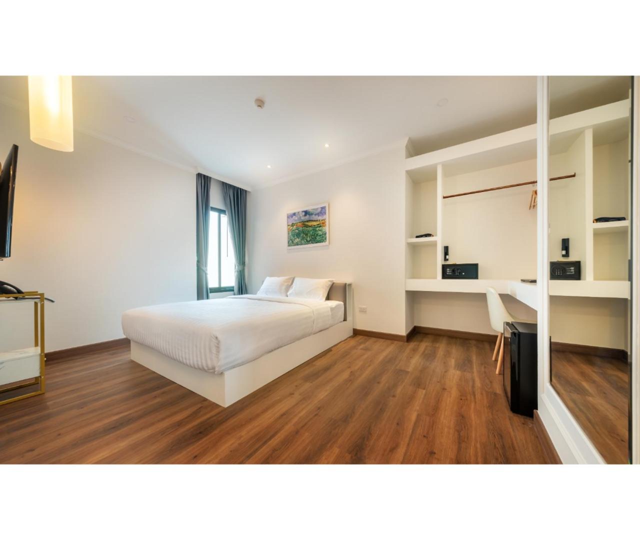 Deluxe King Room - Photo 5