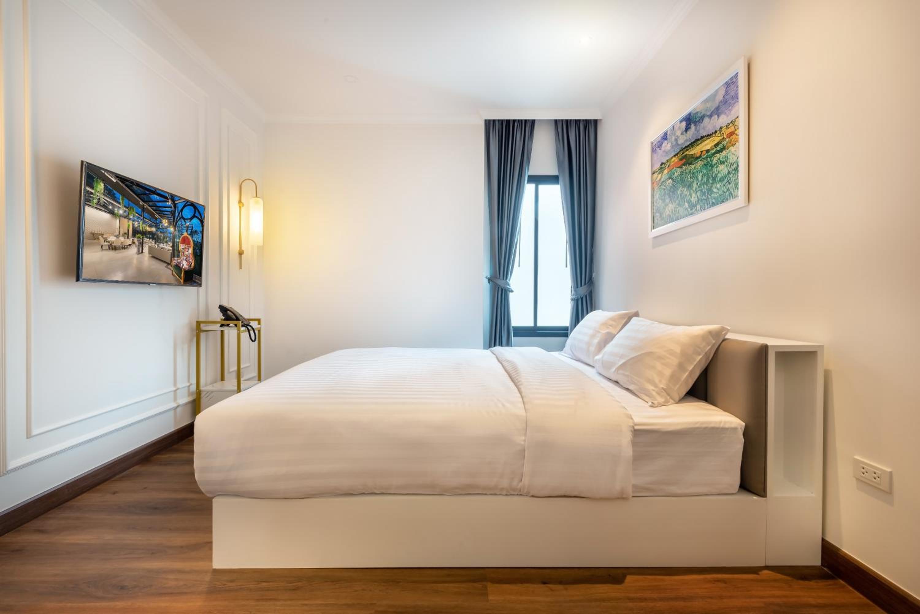 Deluxe King Room - Photo 6