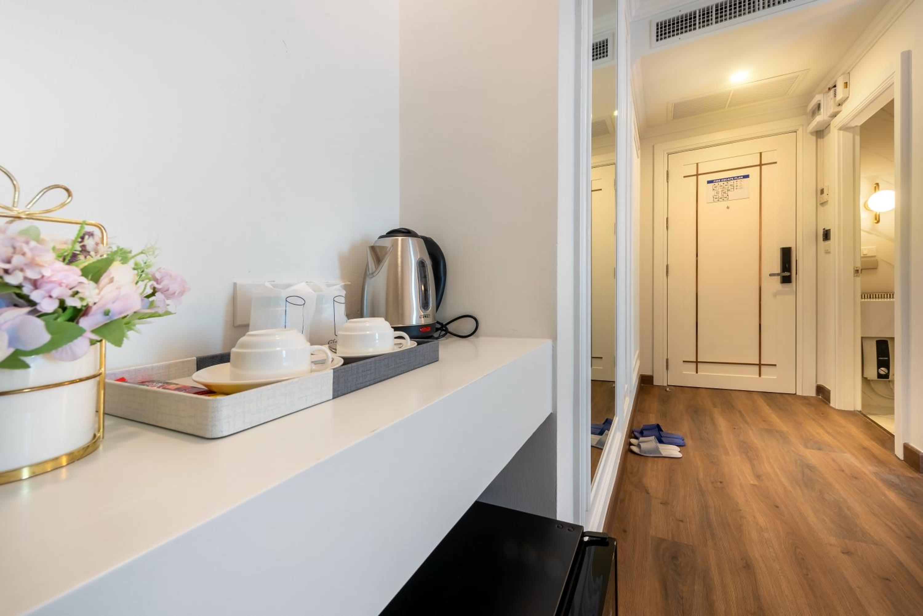 Deluxe King Room - Photo 13