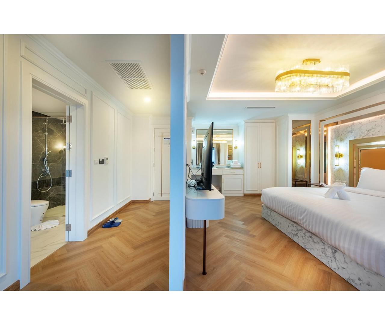 Suite with River View - Photo 17