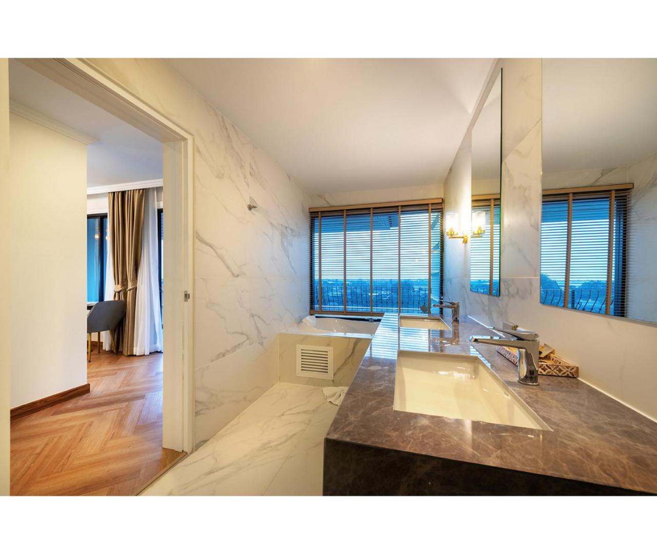 Suite with River View - Photo 10
