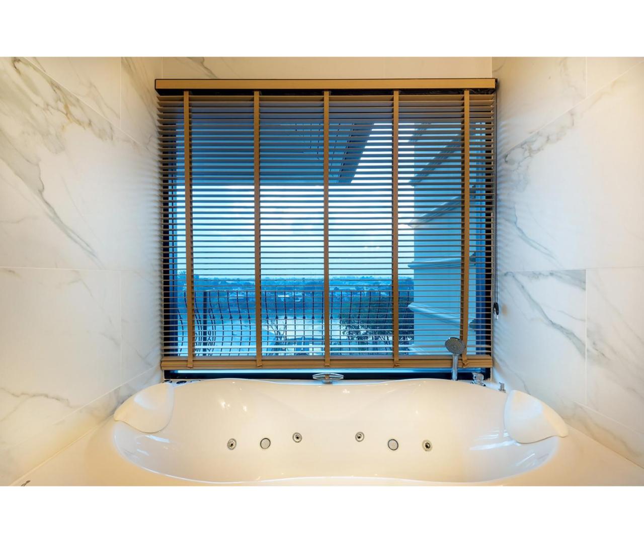Suite with River View - Photo 9