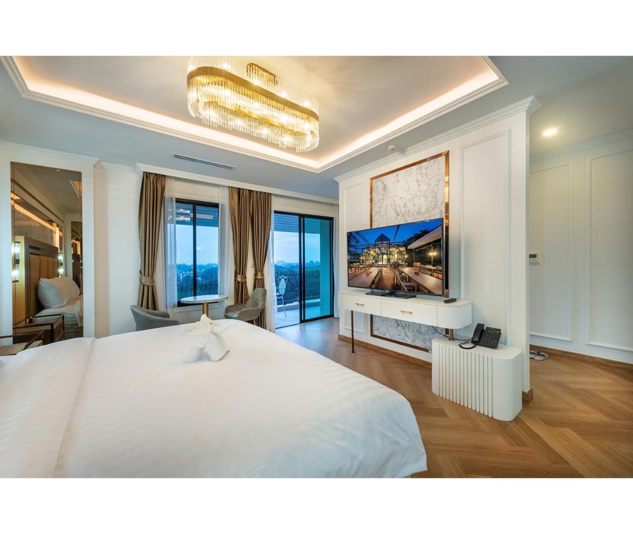 Suite with River View - Photo 18