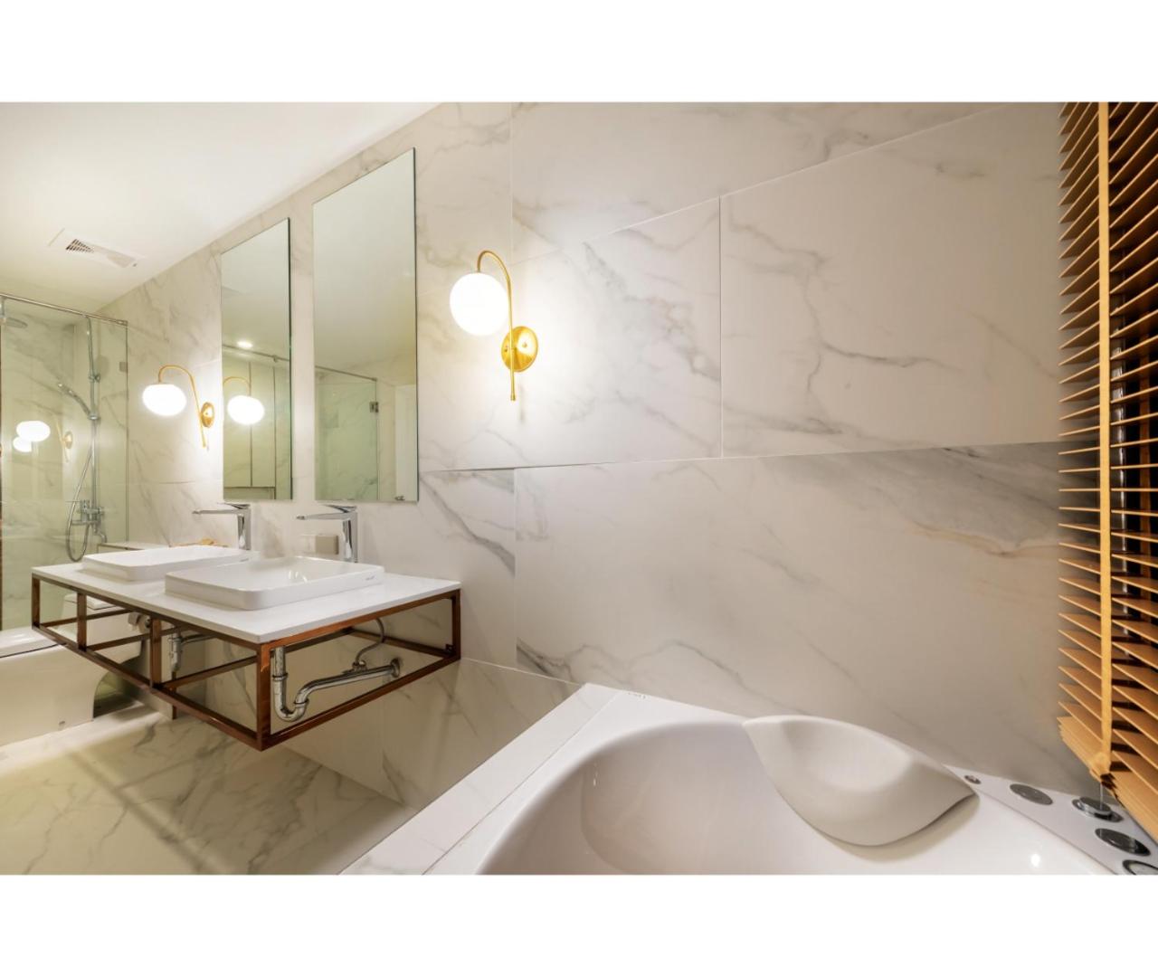Suite with River View - Photo 12