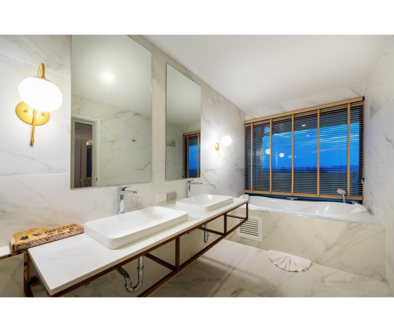 Suite with River View - Photo 8