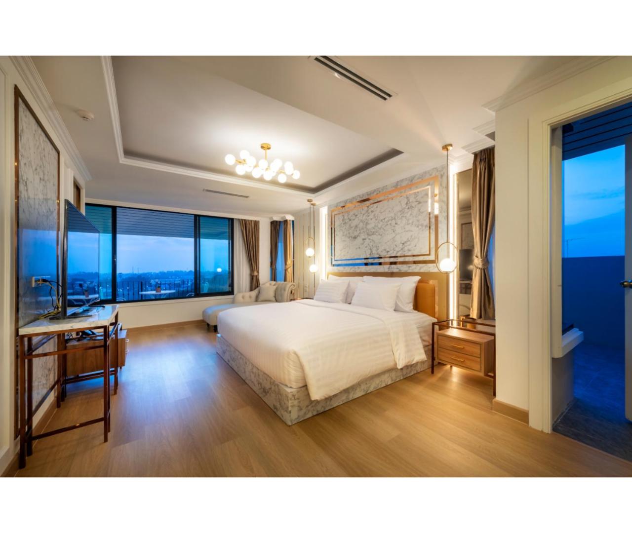 Suite with River View - Photo 4