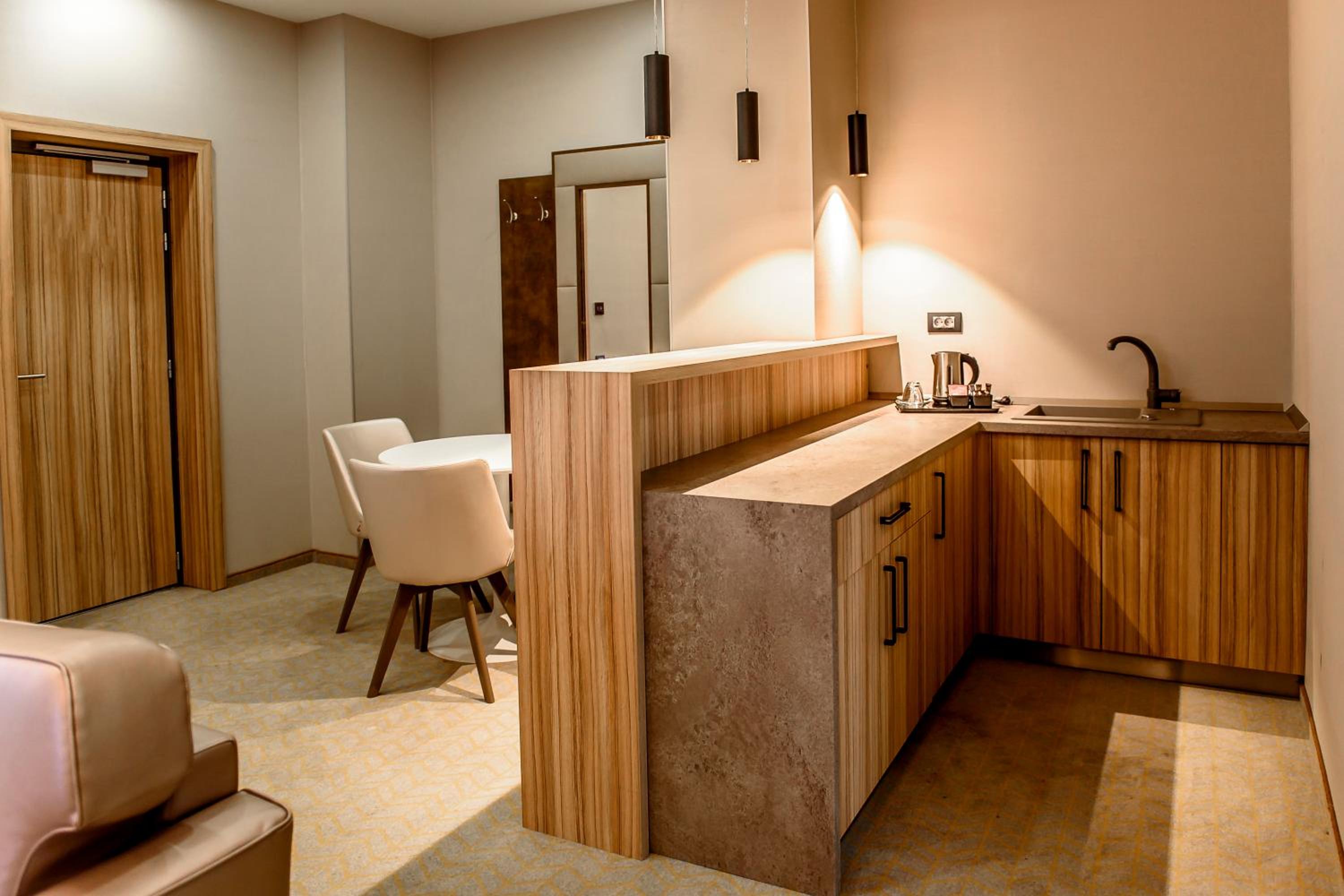 King Suite - Non-Smoking - Photo 6