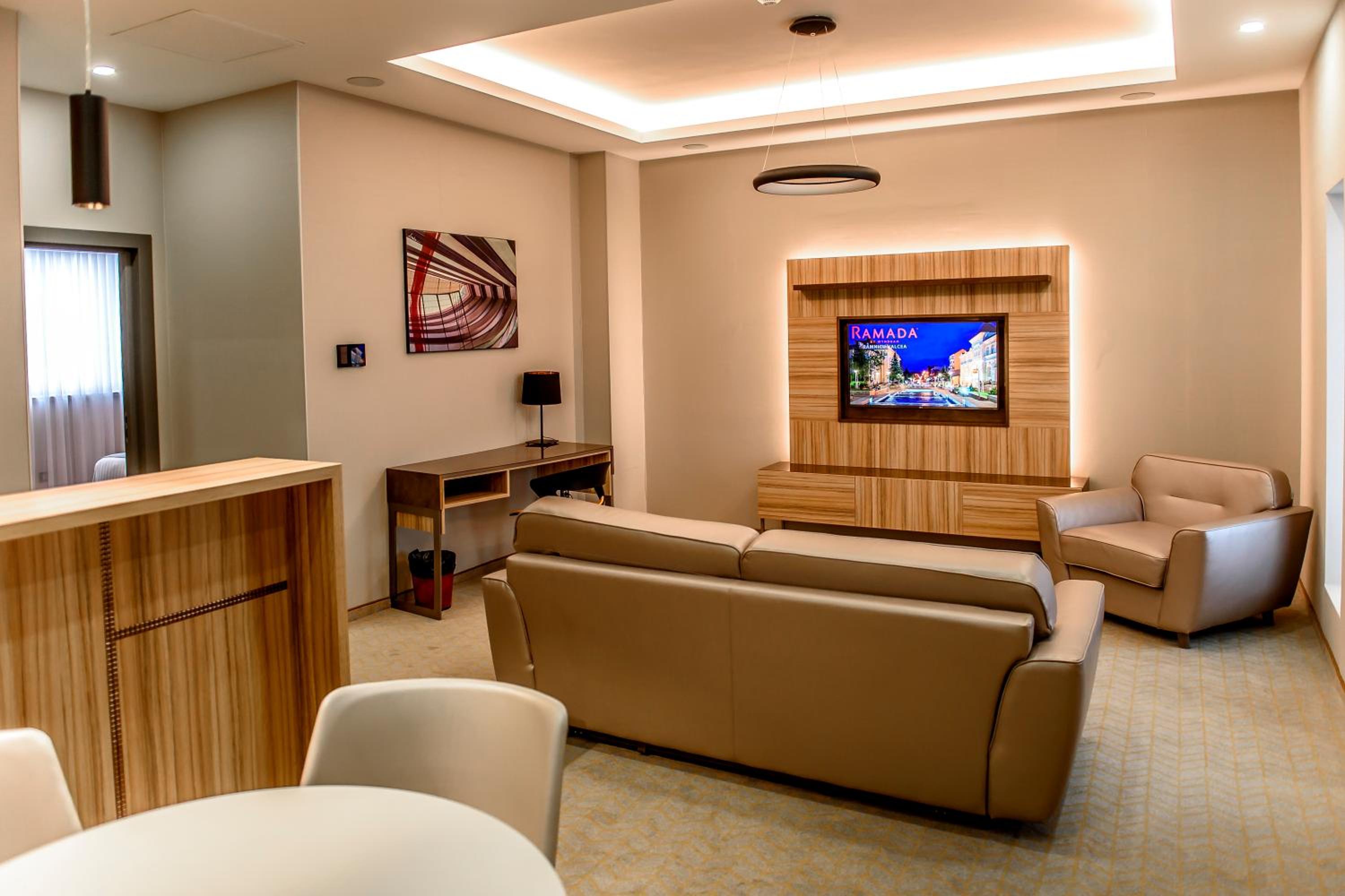 King Suite - Non-Smoking - Photo 5