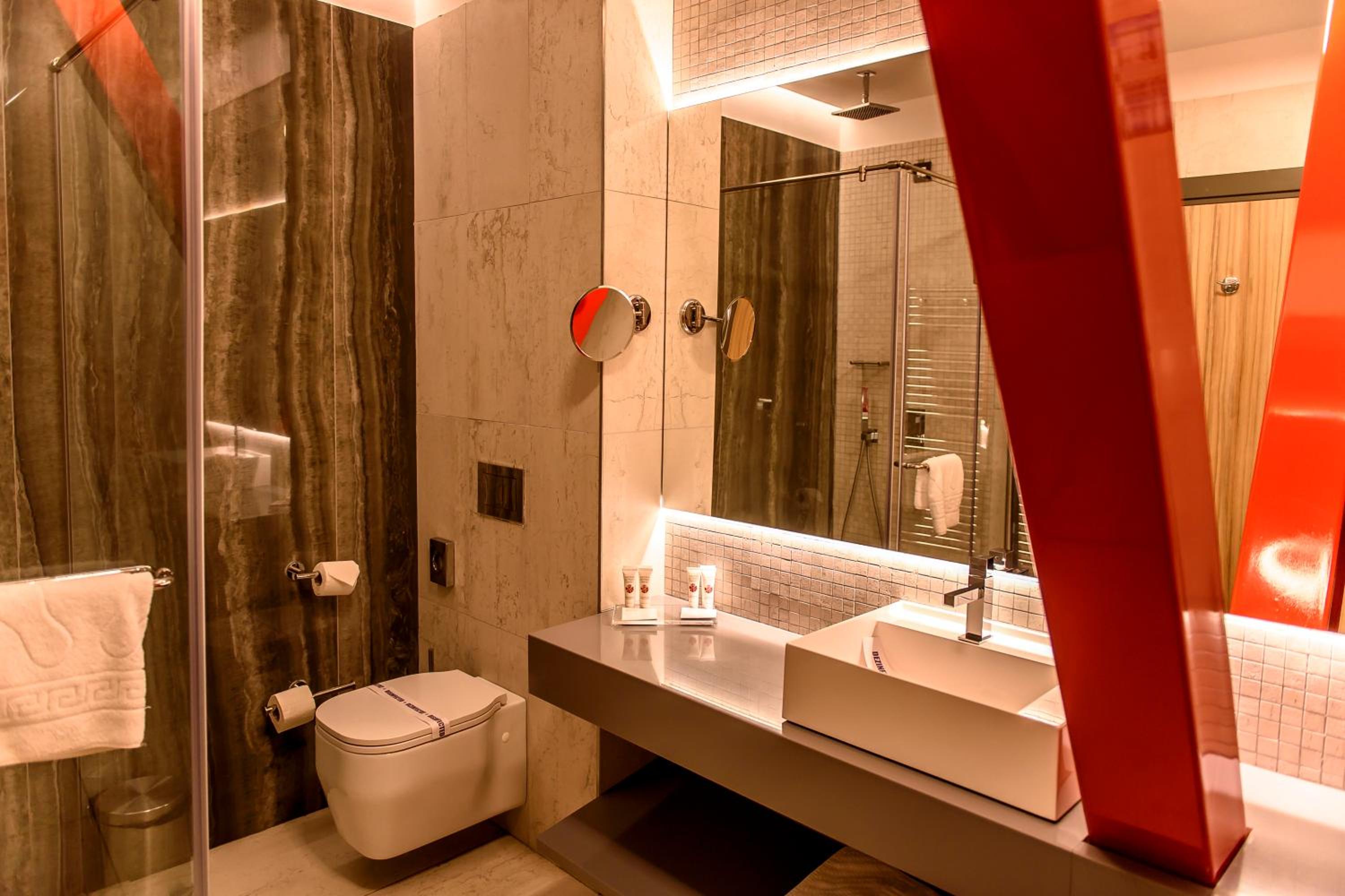 King Suite - Non-Smoking - Photo 2