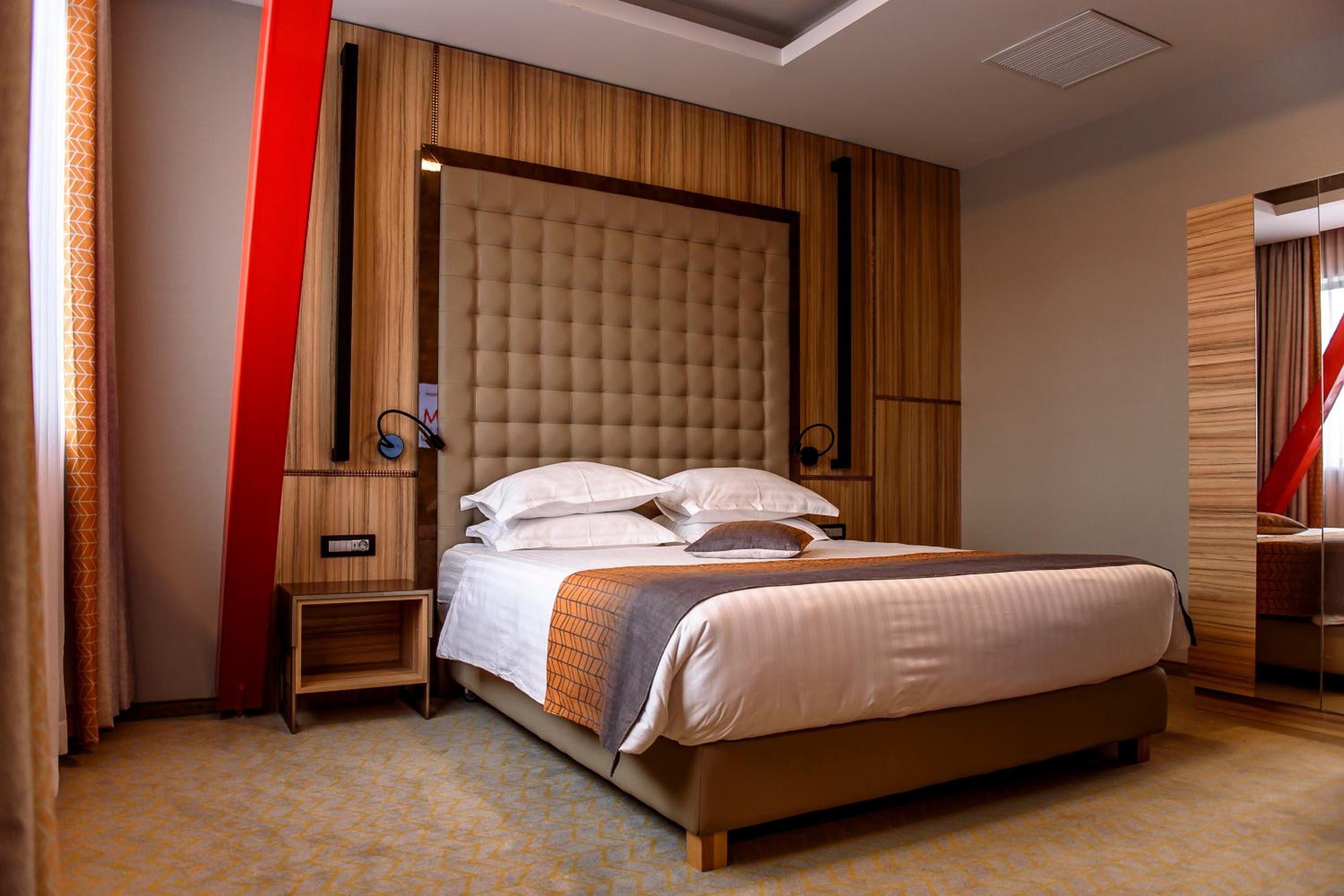 King Suite - Non-Smoking - Photo 4
