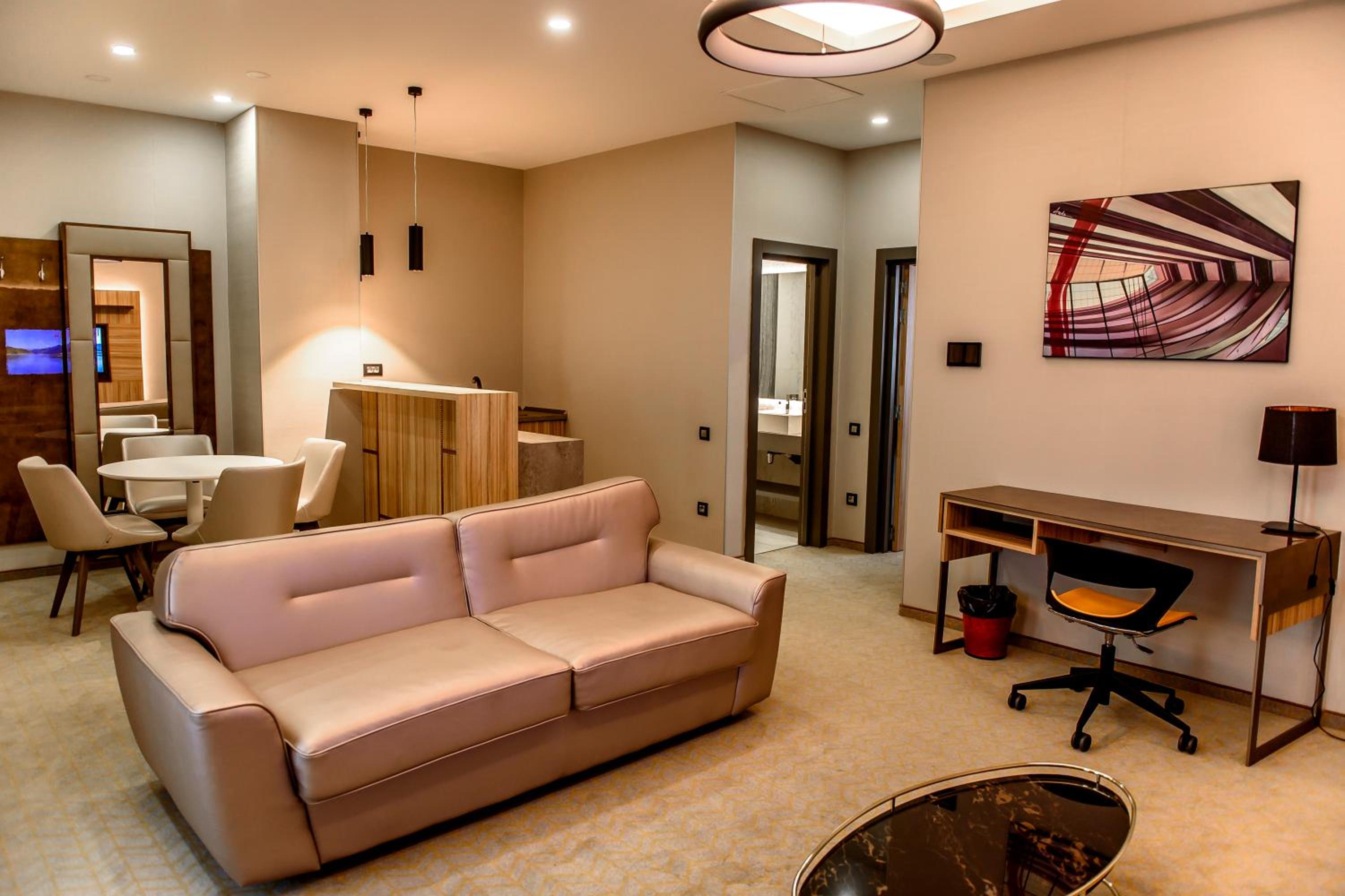 King Suite - Non-Smoking - Photo 3