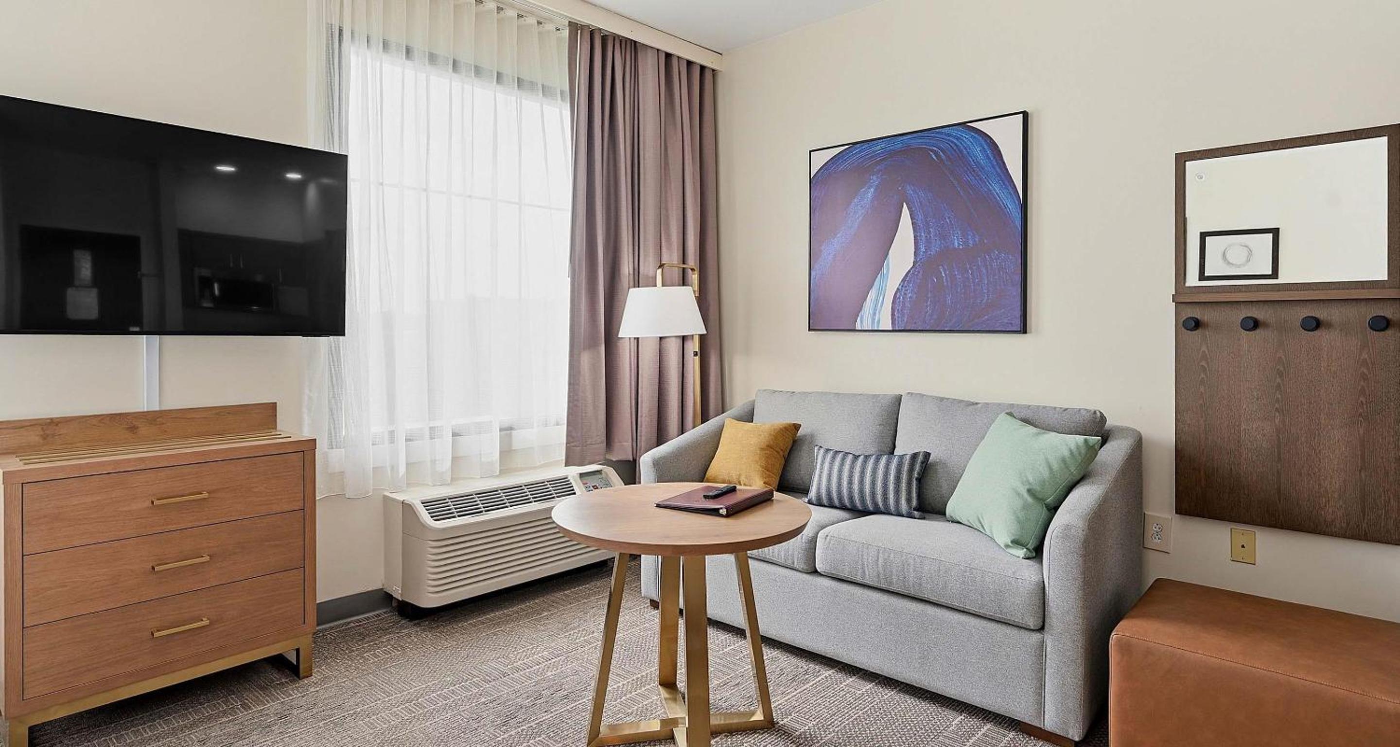 Queen Room with Walk-In Shower and Kitchenette - Disability Access/Non-Smoking