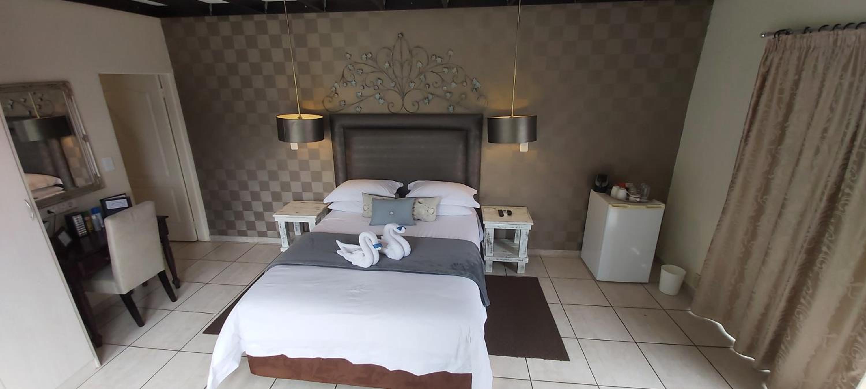 King Room with Pool View - Photo 3