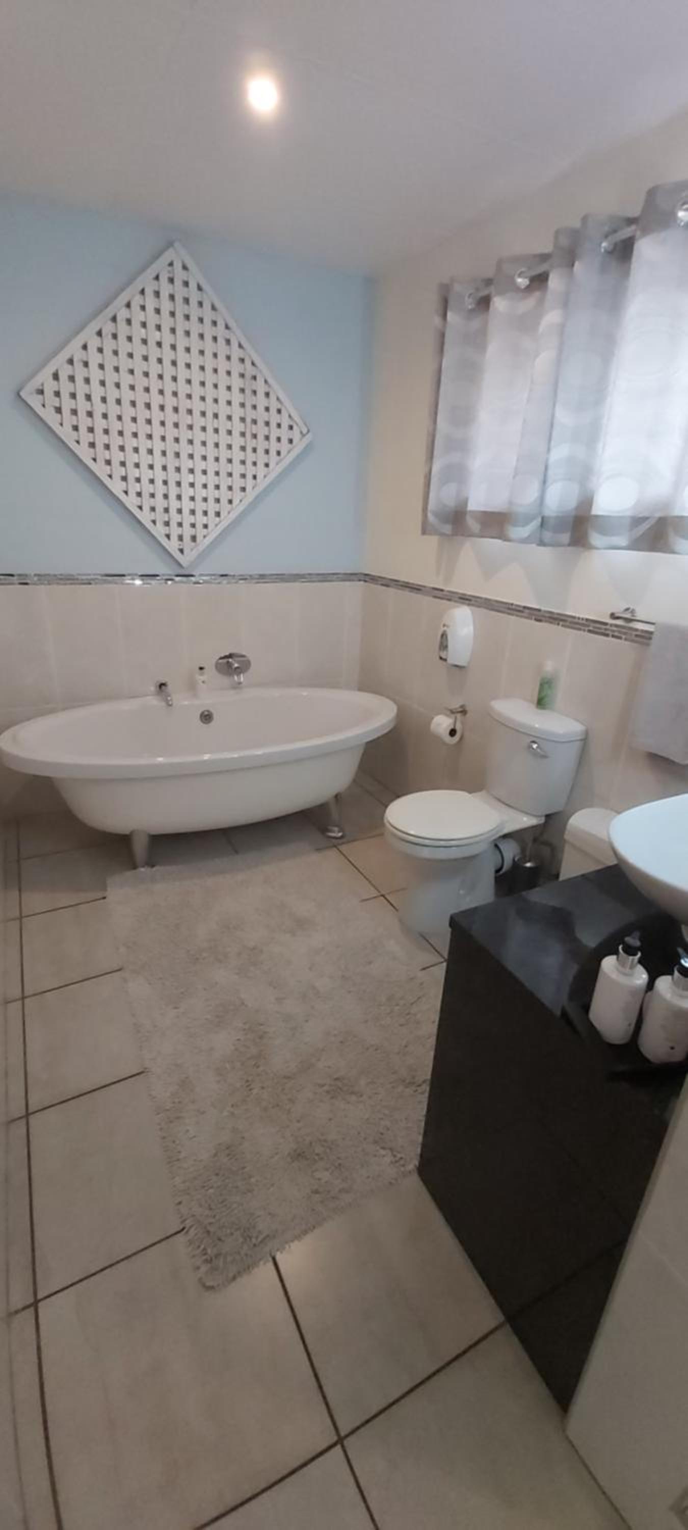 King Room with Pool View - Photo 5