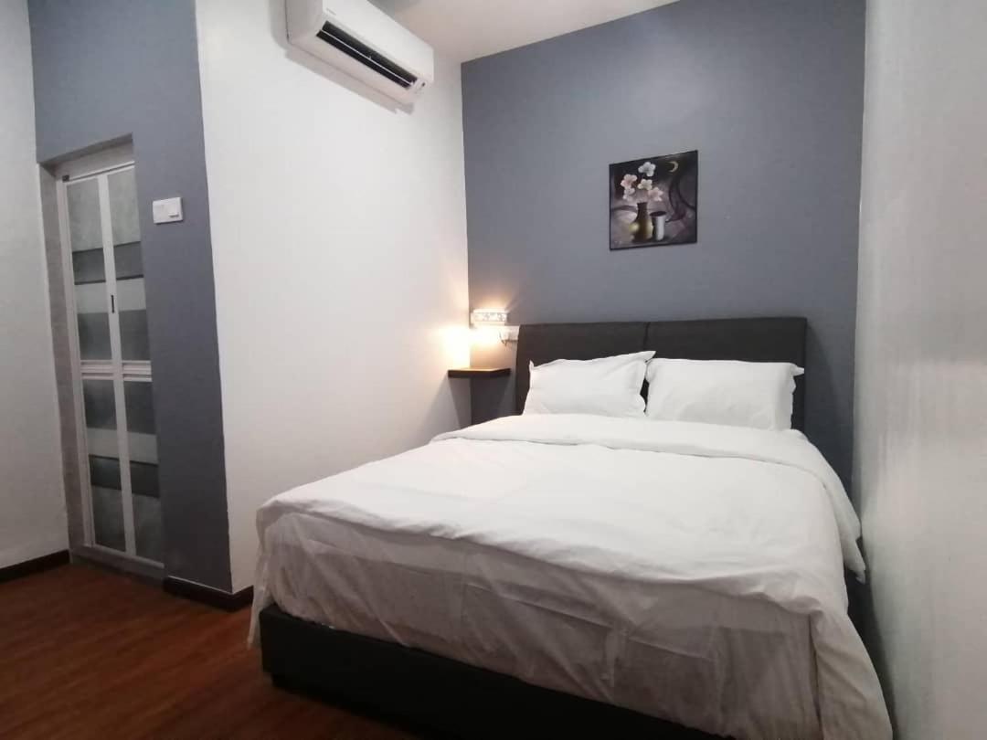 Double Room with Private Bathroom - Photo 2