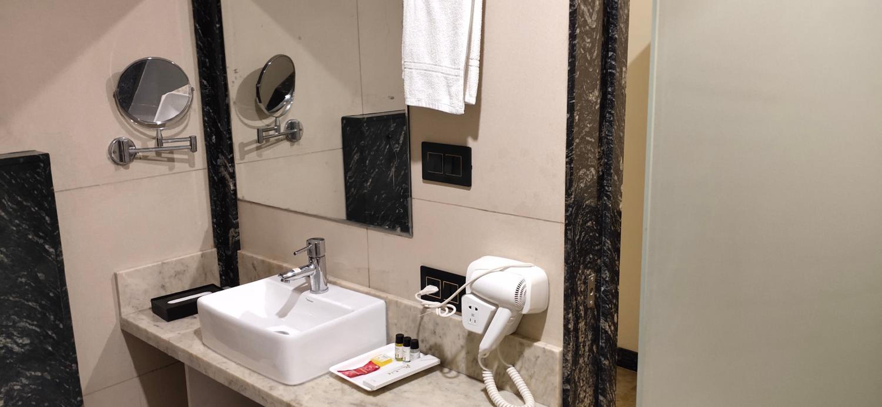 Superior Deluxe Double or Twin Room  photo 3