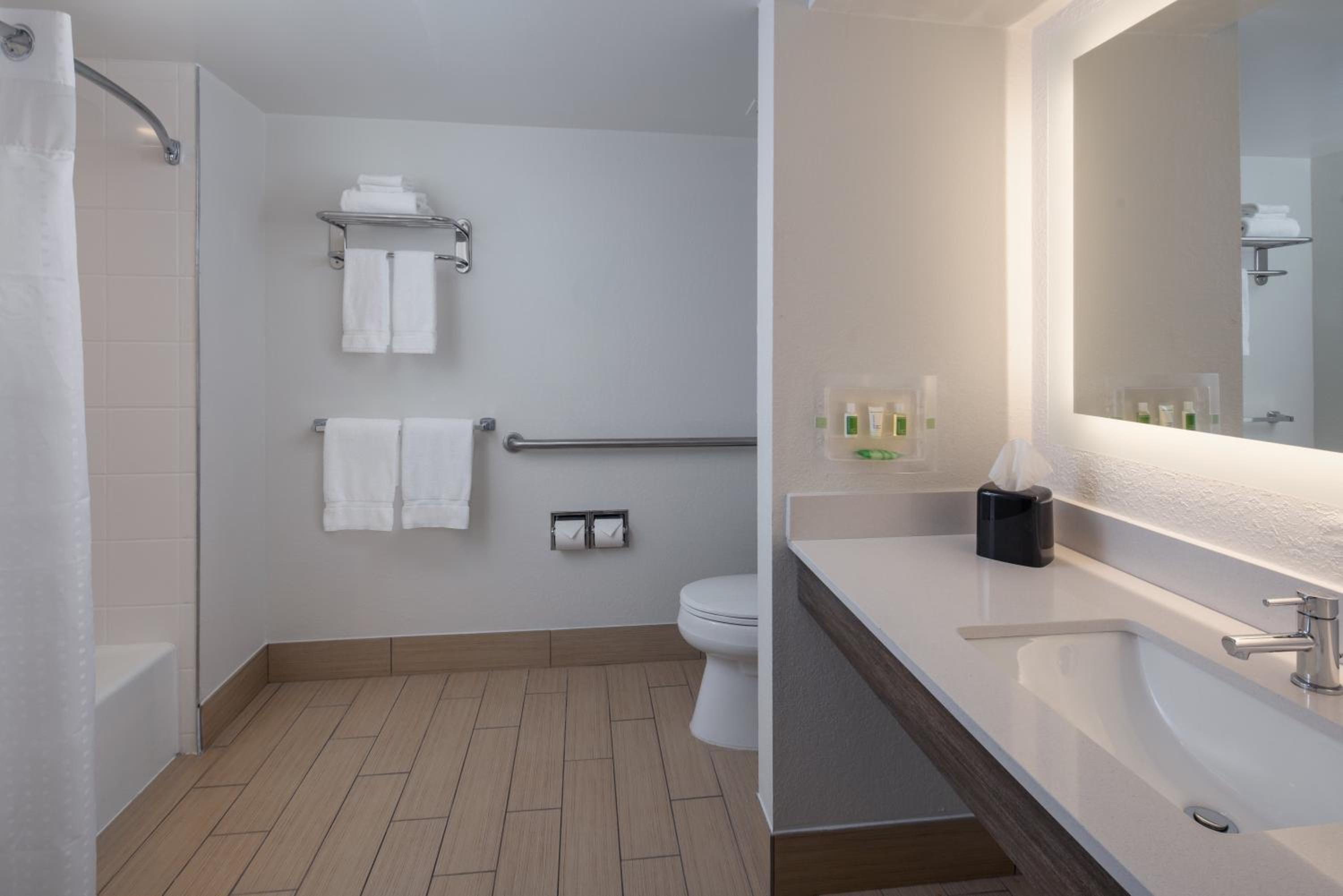 Standard King Room with Mobility Accessible Tub - Photo 2