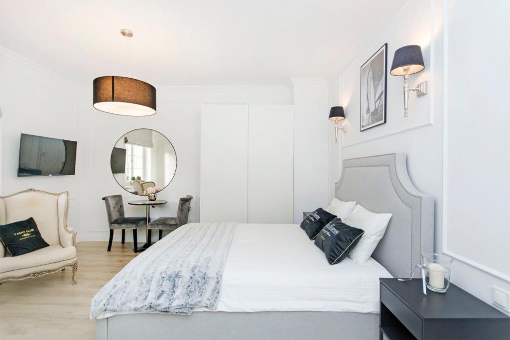 Studio Apartment - Photo 1