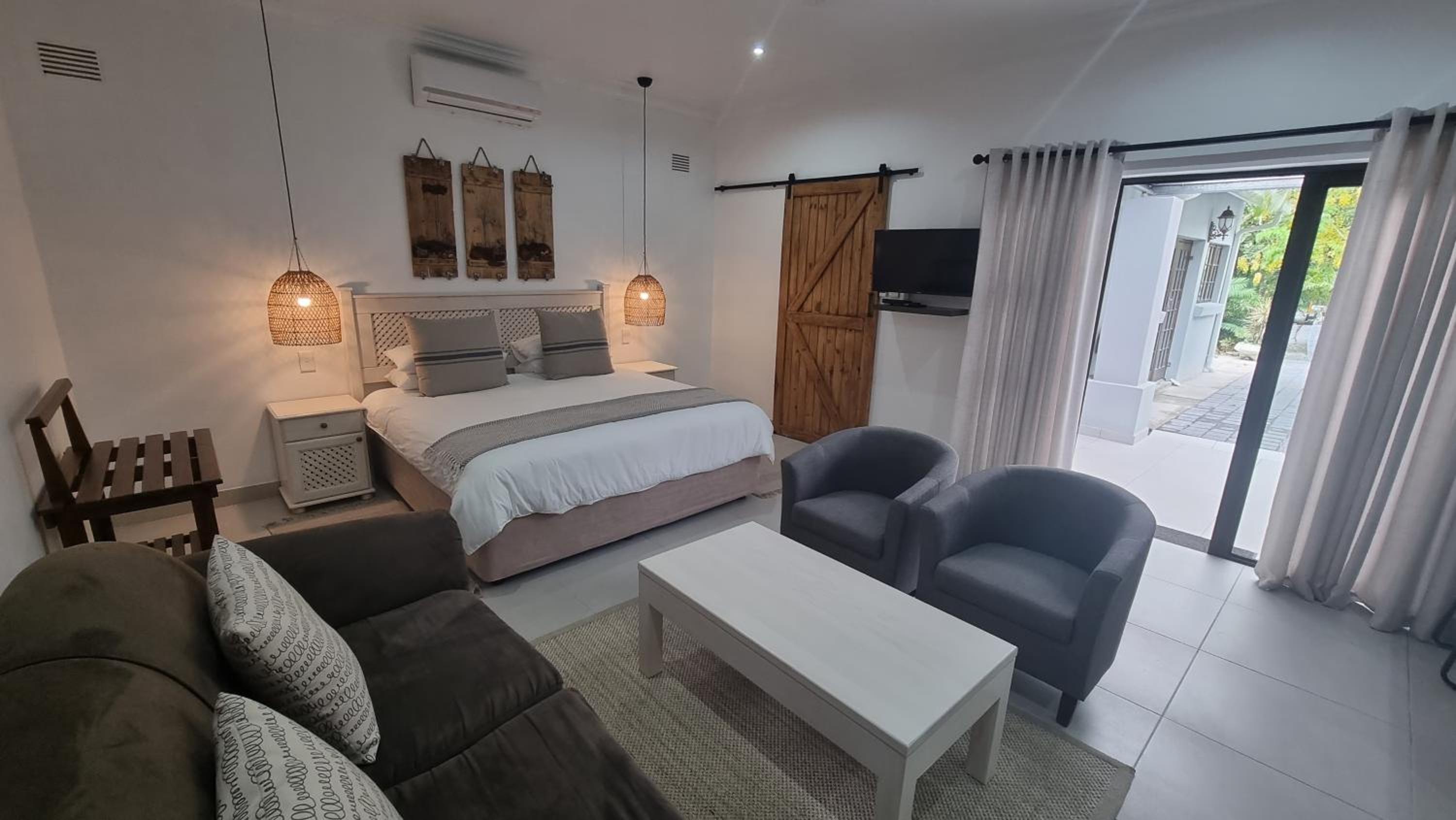 Deluxe One-Bedroom Apartment with Garden View - Photo 10