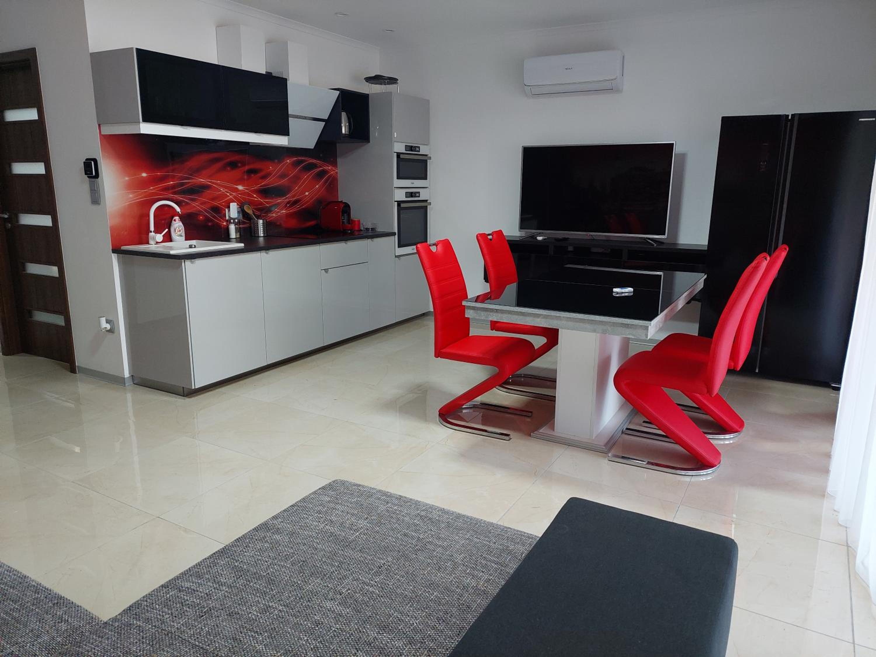 Six-Bedroom House photo 2