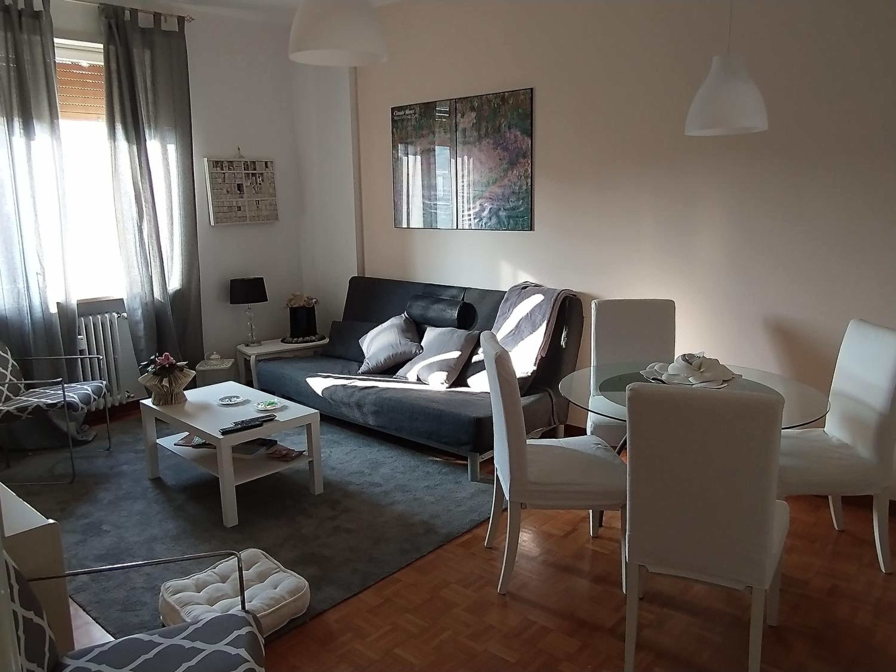 One-Bedroom Apartment photo 1