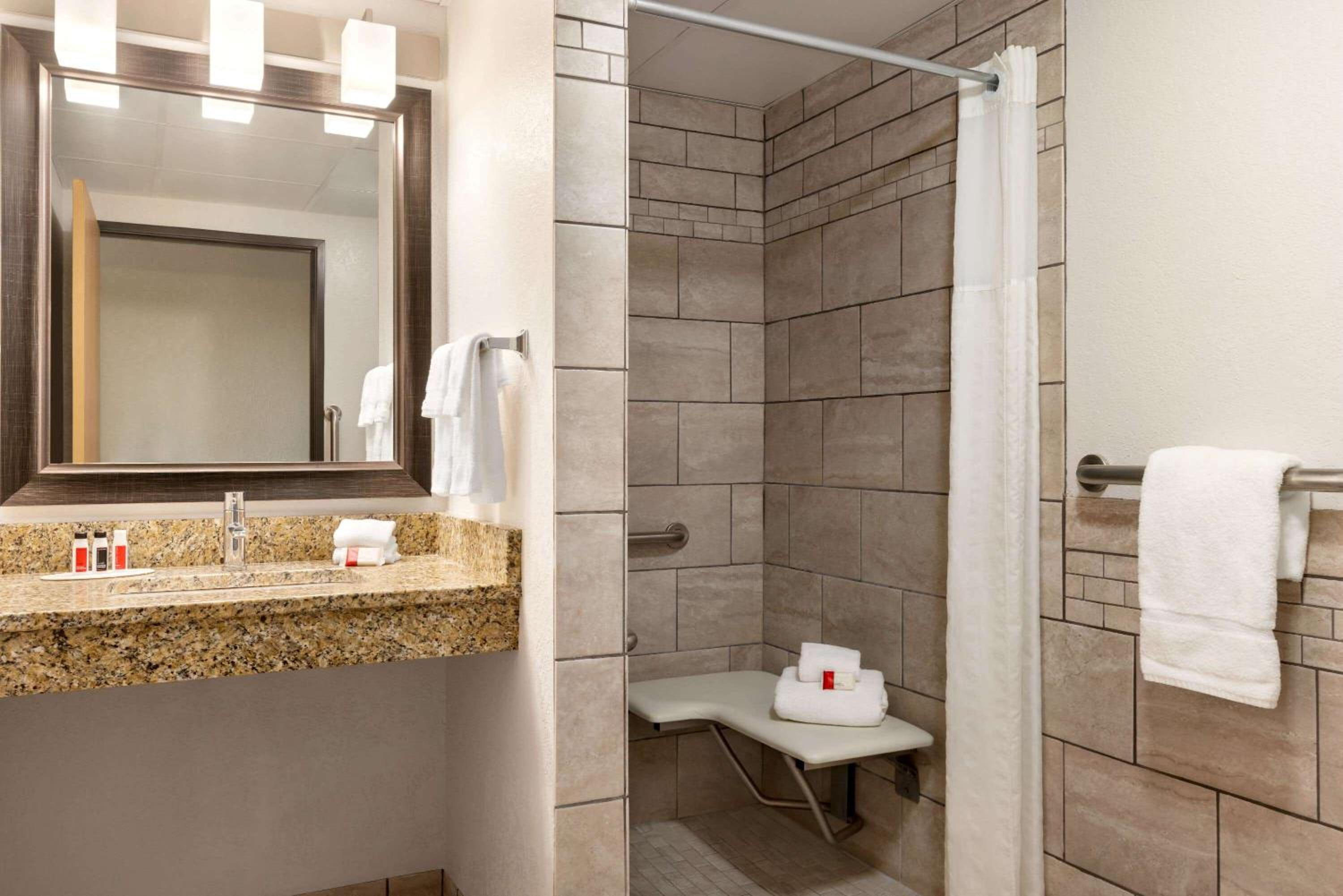 1 Queen Bed, Mobility Accessible Room  (Non-Smoking) - Photo 3