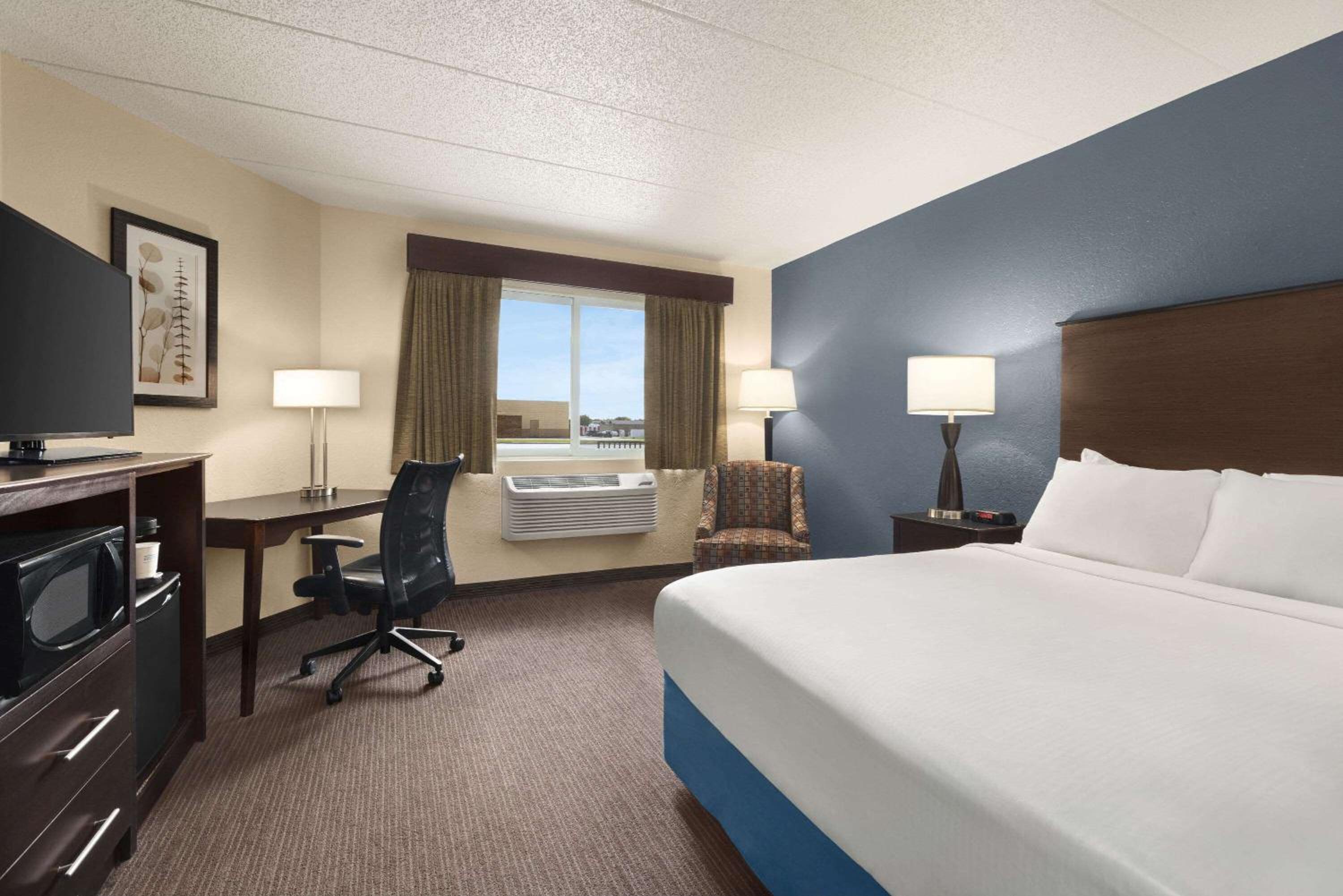 1 Queen Bed, Mobility Accessible Room  (Non-Smoking) - Photo 4