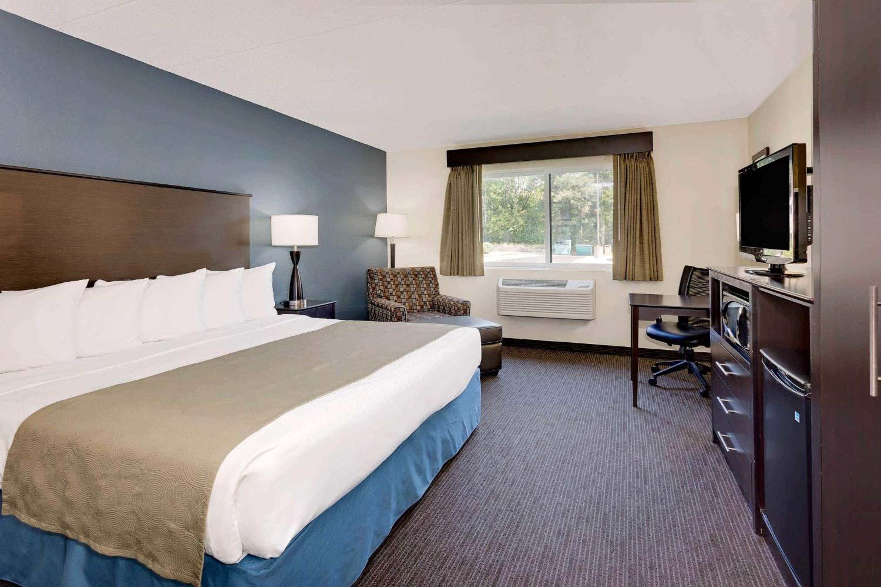 1 King Bed, Studio Suite (Non-Smoking) - Photo 1