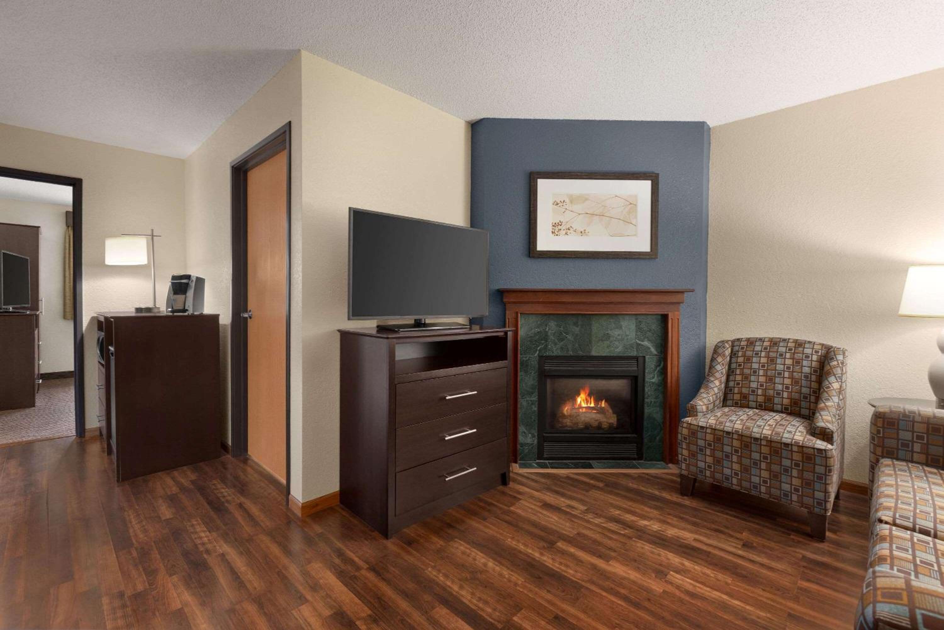 1 King Bed, One Bedroom Suite (Non-Smoking) - Photo 5