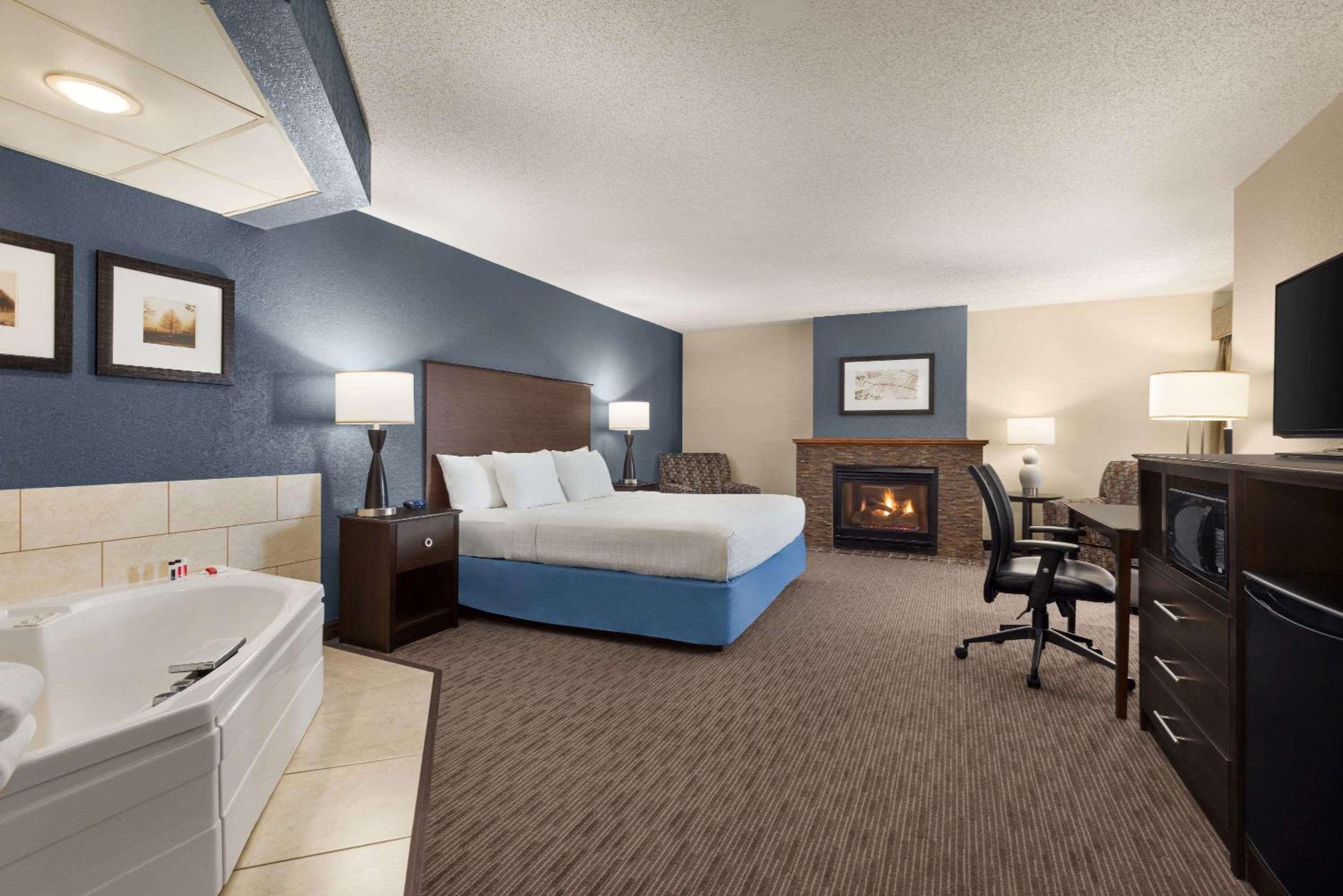1 King Bed, Deluxe Studio Suite (Non-Smoking) - Photo 4