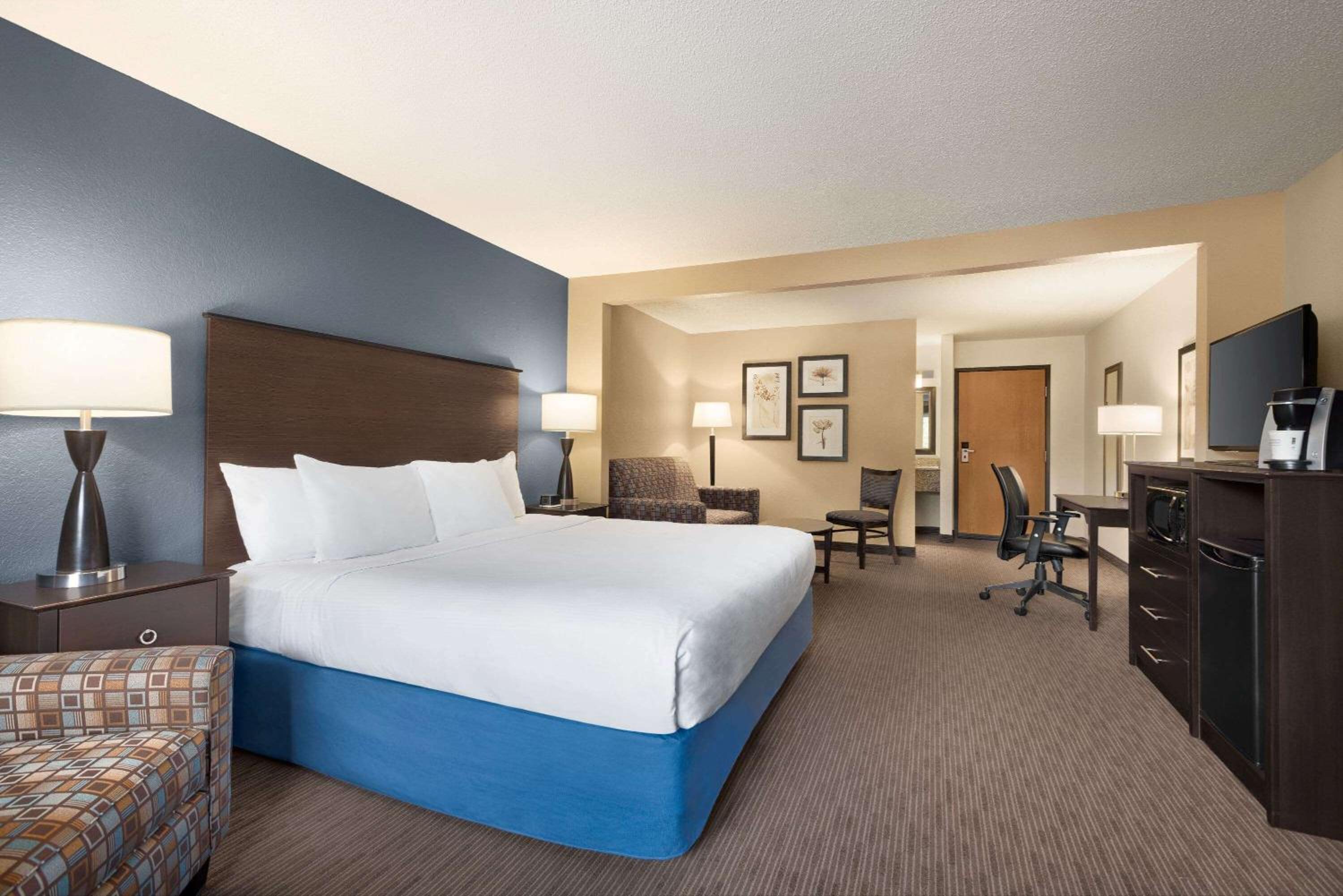1 King Bed, Studio Suite (Non-Smoking) - Photo 3