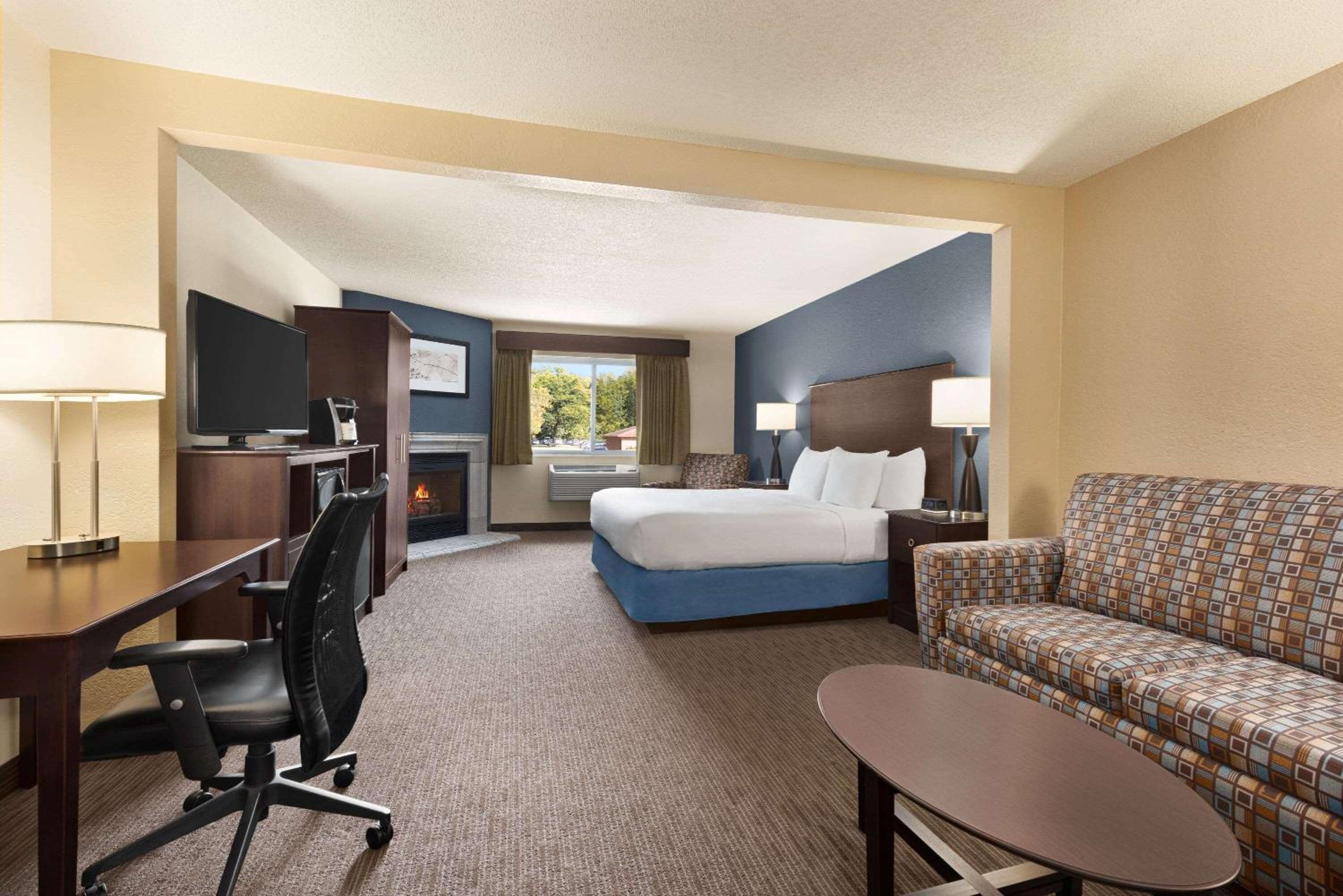 1 King Bed, Studio Suite (Non-Smoking) - Photo 4
