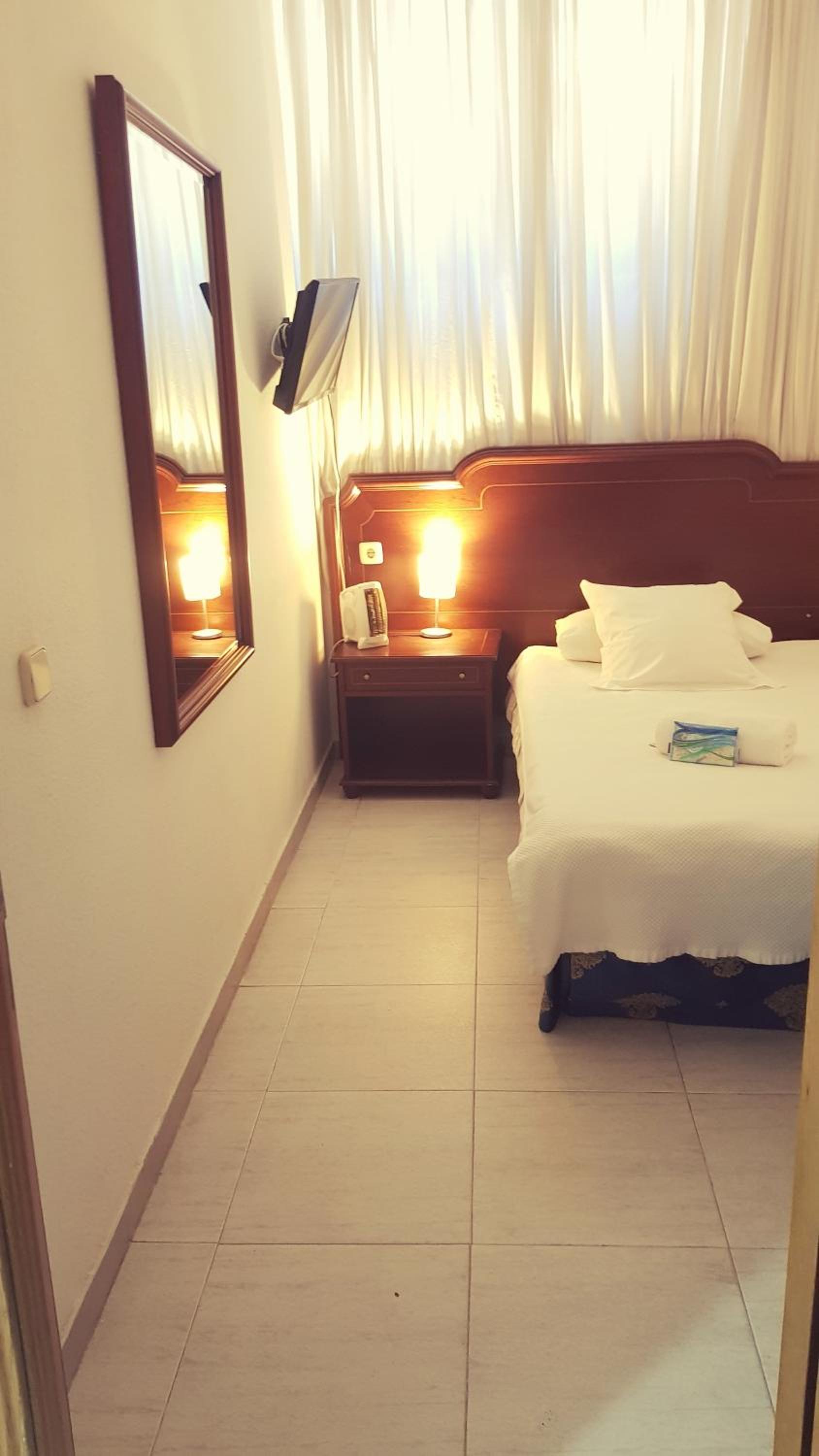 Habitación individual con baño compartido