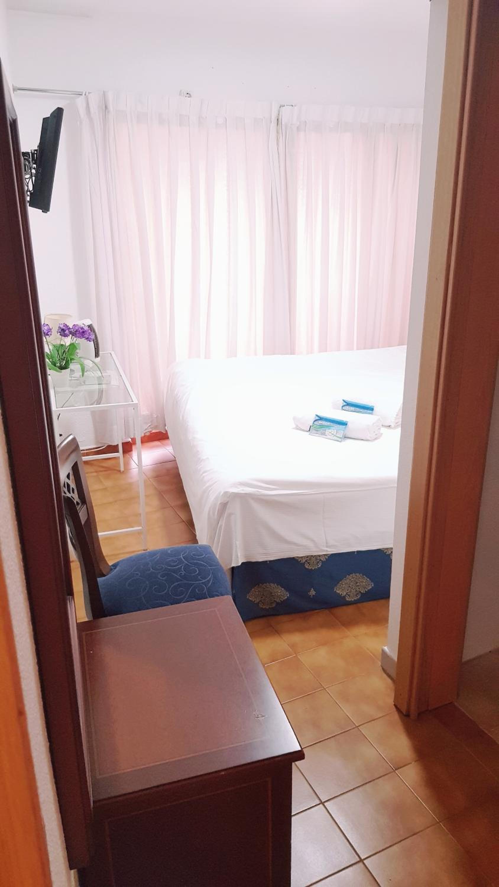 Double Room with Private Bathroom - Photo 4