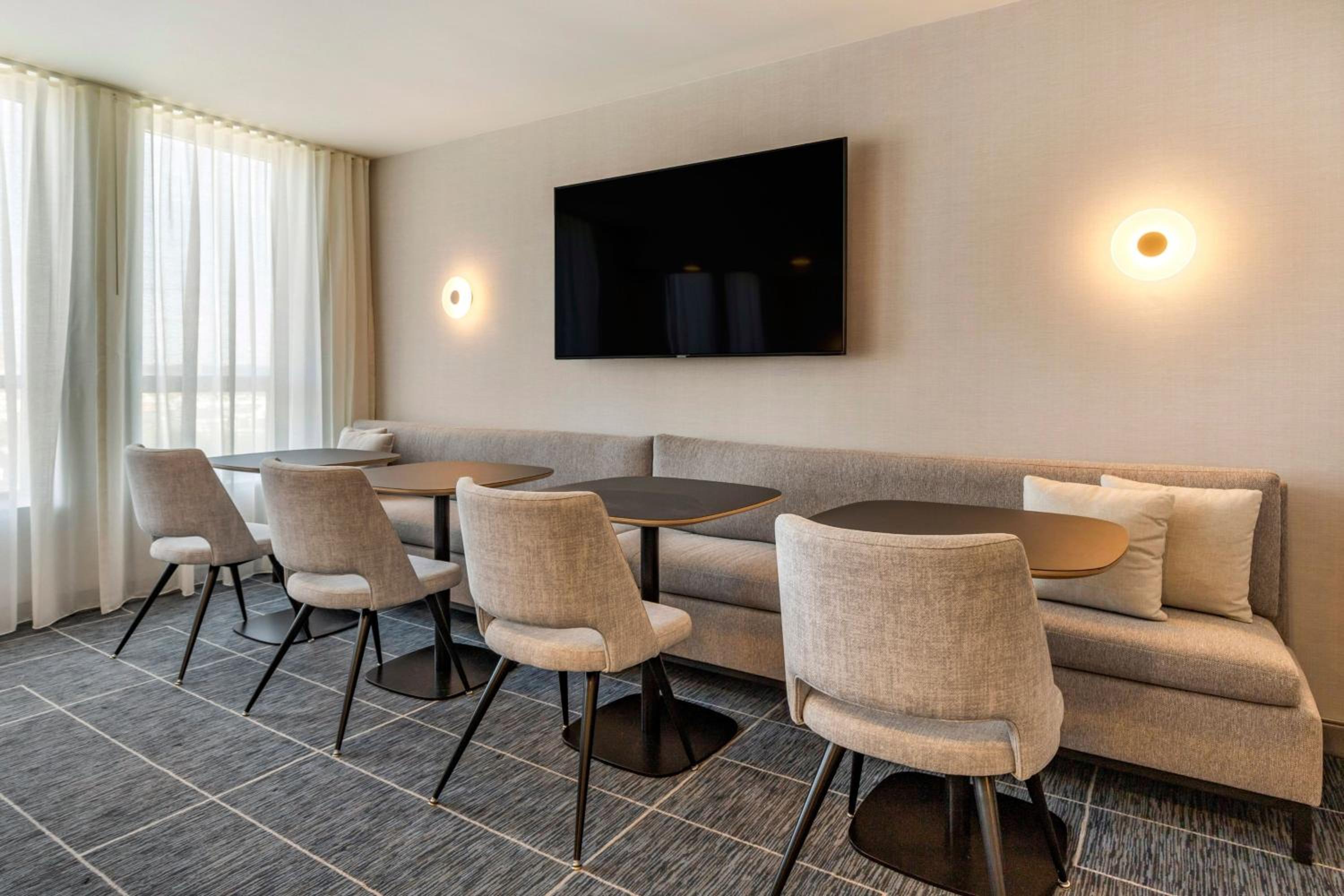 King Studio Suite with Sofa Bed - Club Level - Photo 11