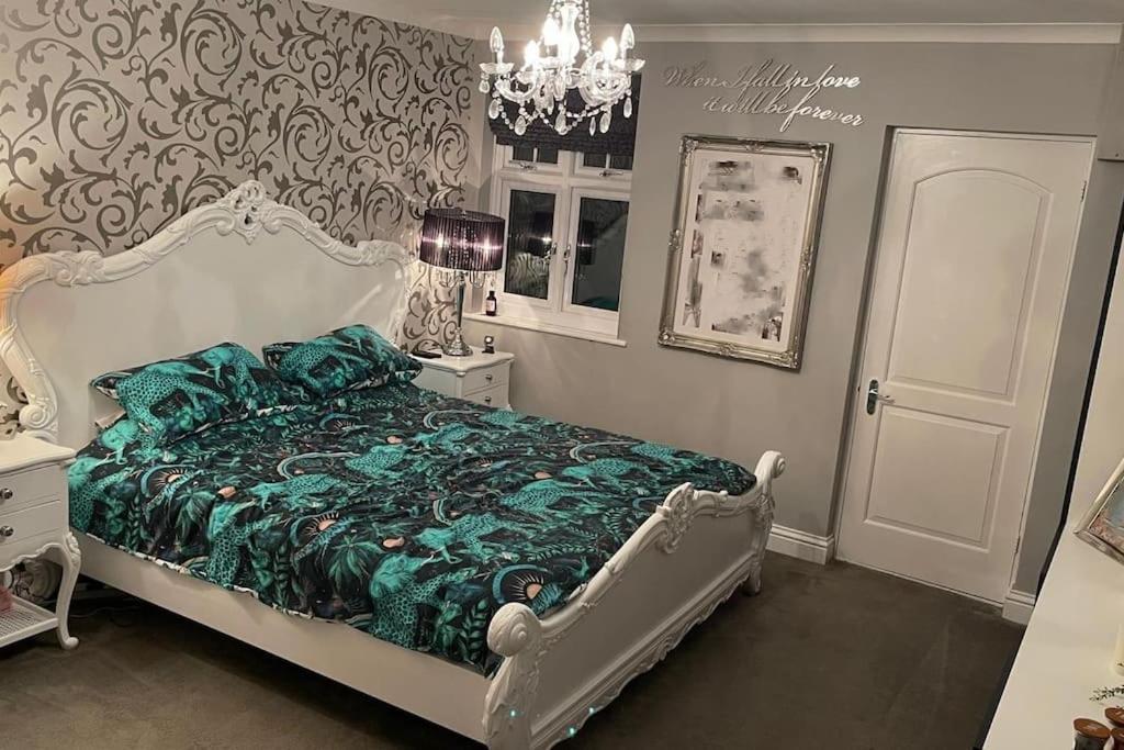 Five-Bedroom House photo 1