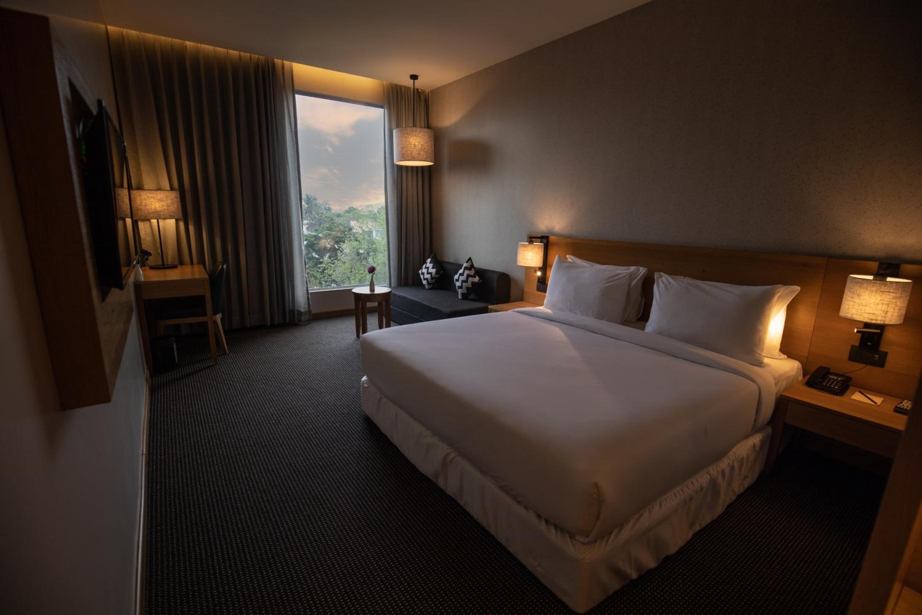 Superior Queen Room with 15% off on laundry and mini bar & 20% off on spa services - Photo 2
