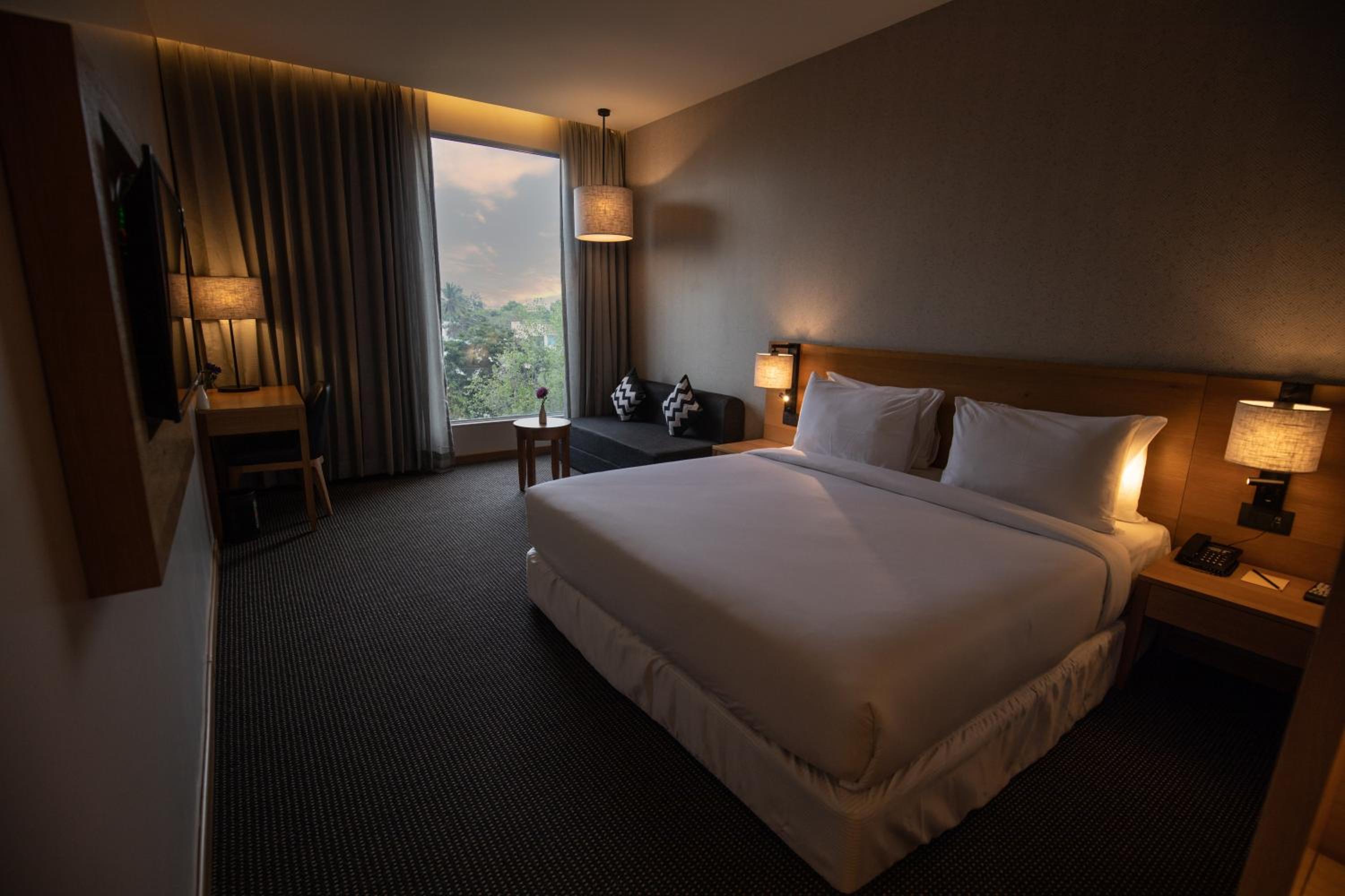 Superior Queen Room with 15% off on laundry and mini bar & 20% off on spa services - Photo 4