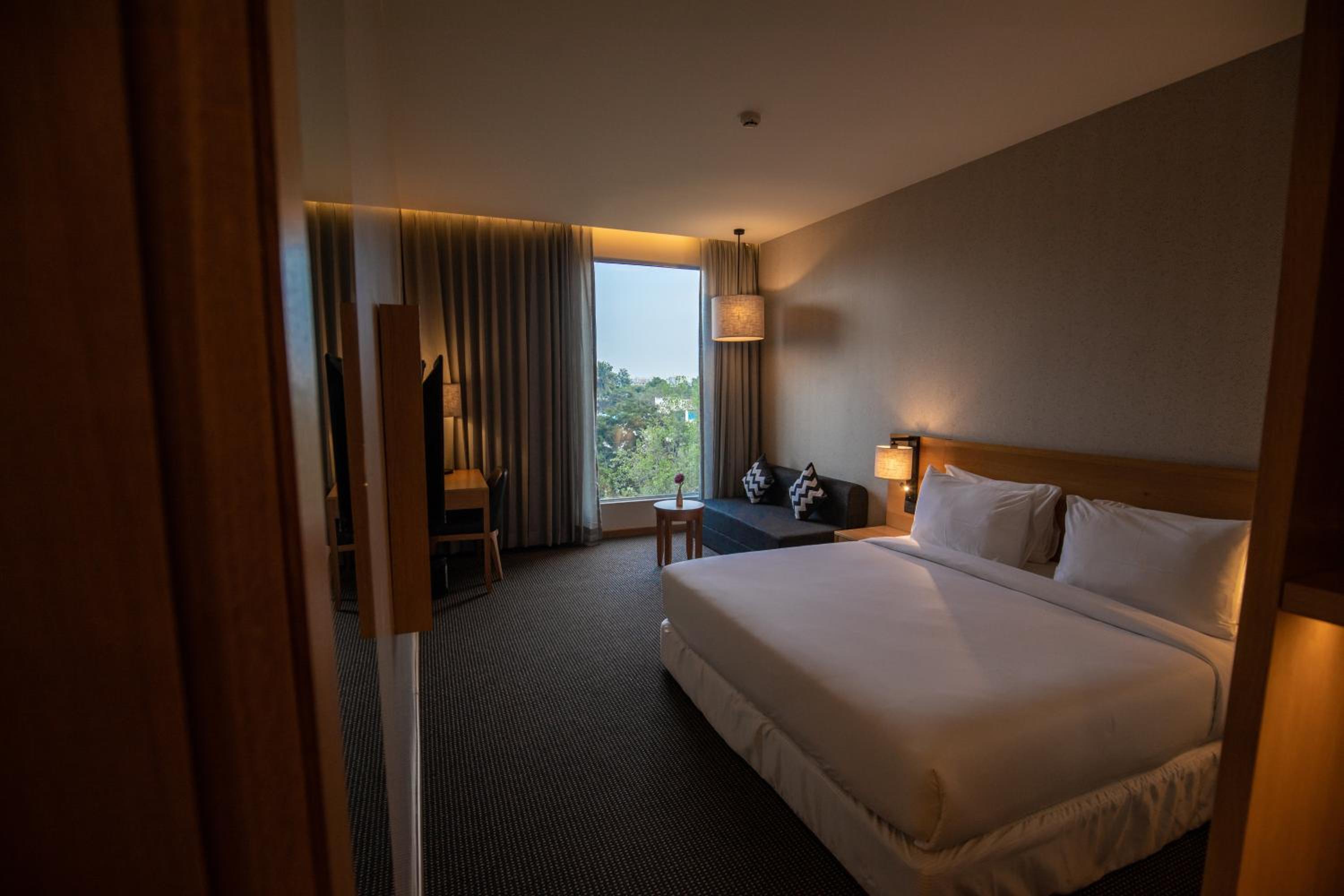 Superior Queen Room with 15% off on laundry and mini bar & 20% off on spa services - Photo 5
