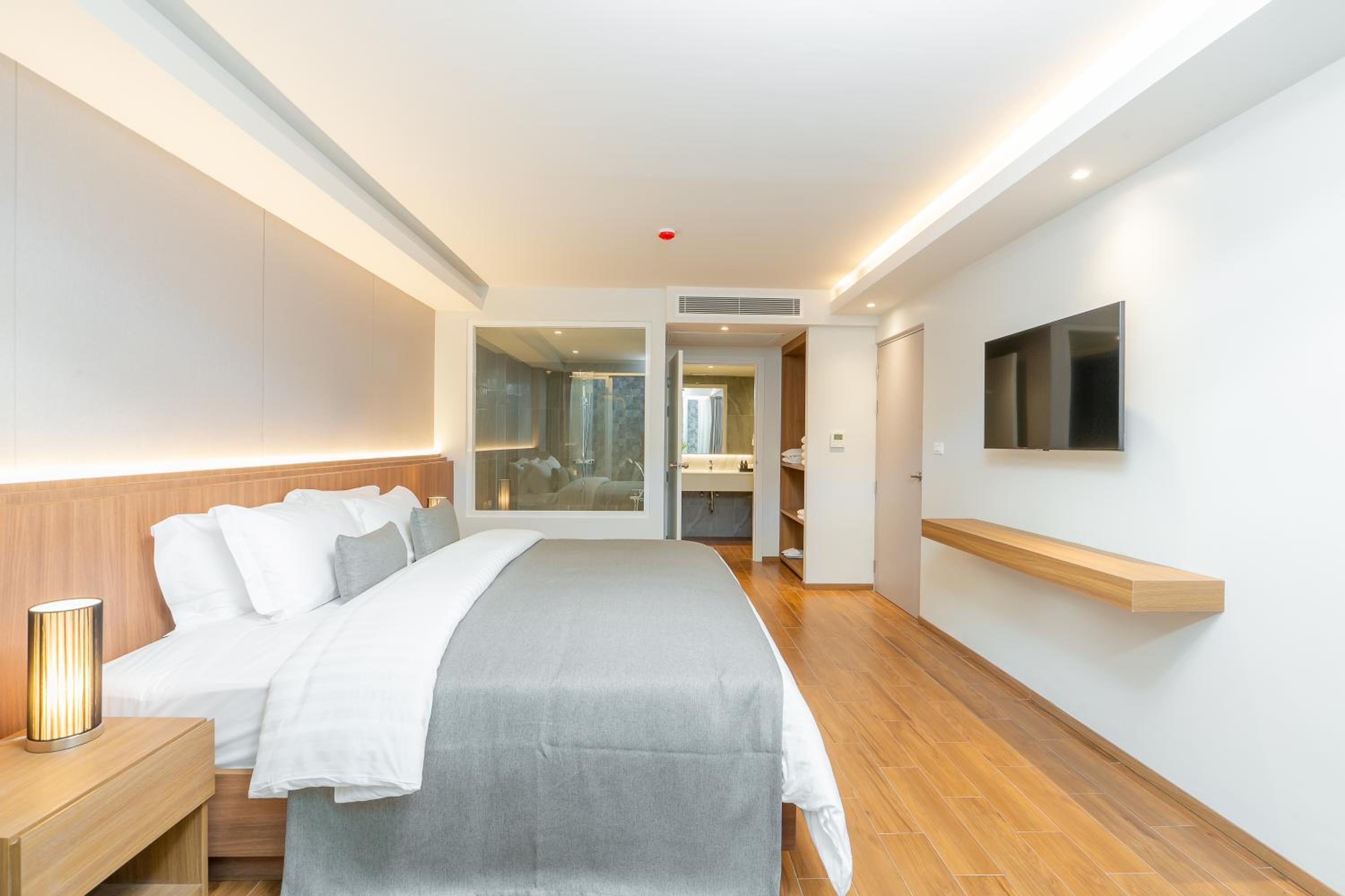 Suite - Photo 10
