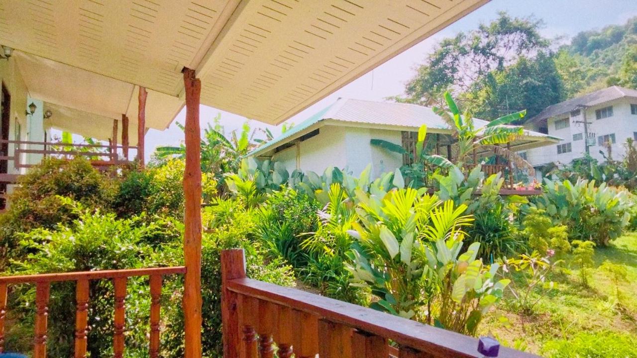 Bungalow with Garden View - Photo 7