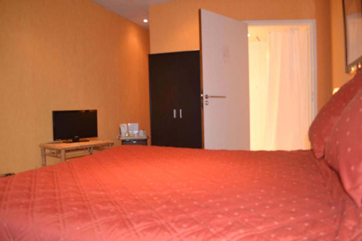 Double Room - Disability Access photo 3